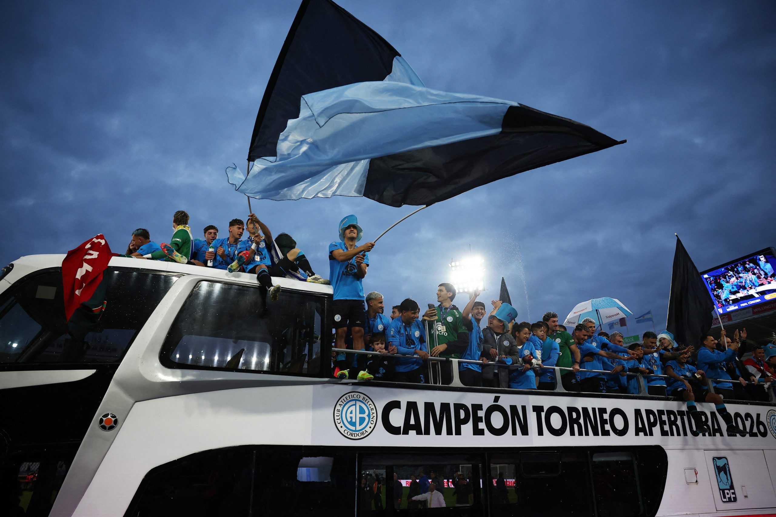 Esta modalidad de festejo perimetral ya cuenta con un exitoso antecedente en el año 2022 y fue seleccionada minuciosamente para evitar embotellamientos críticos en el casco urbano. (REUTERS/Agustin Marcarian)