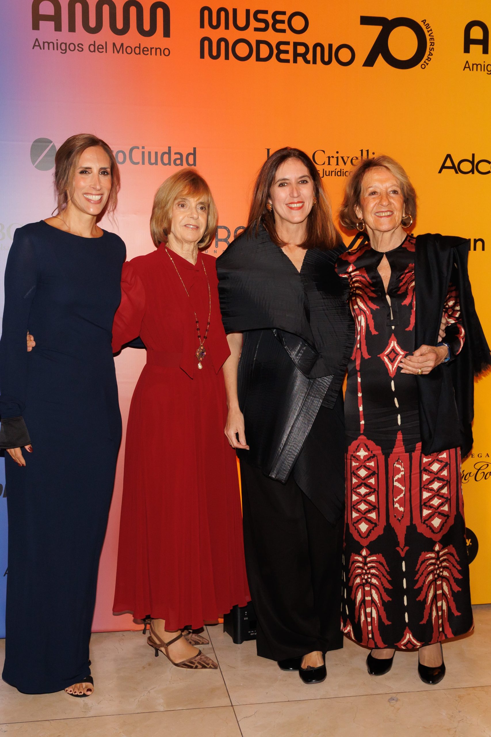 Florencia Perotti, María Freixas de Braun, y Victoria Noorthoorn, junto a María del Carmen Cerruti de Zorreguieta, madre de la reina Máxima de los Países Bajos