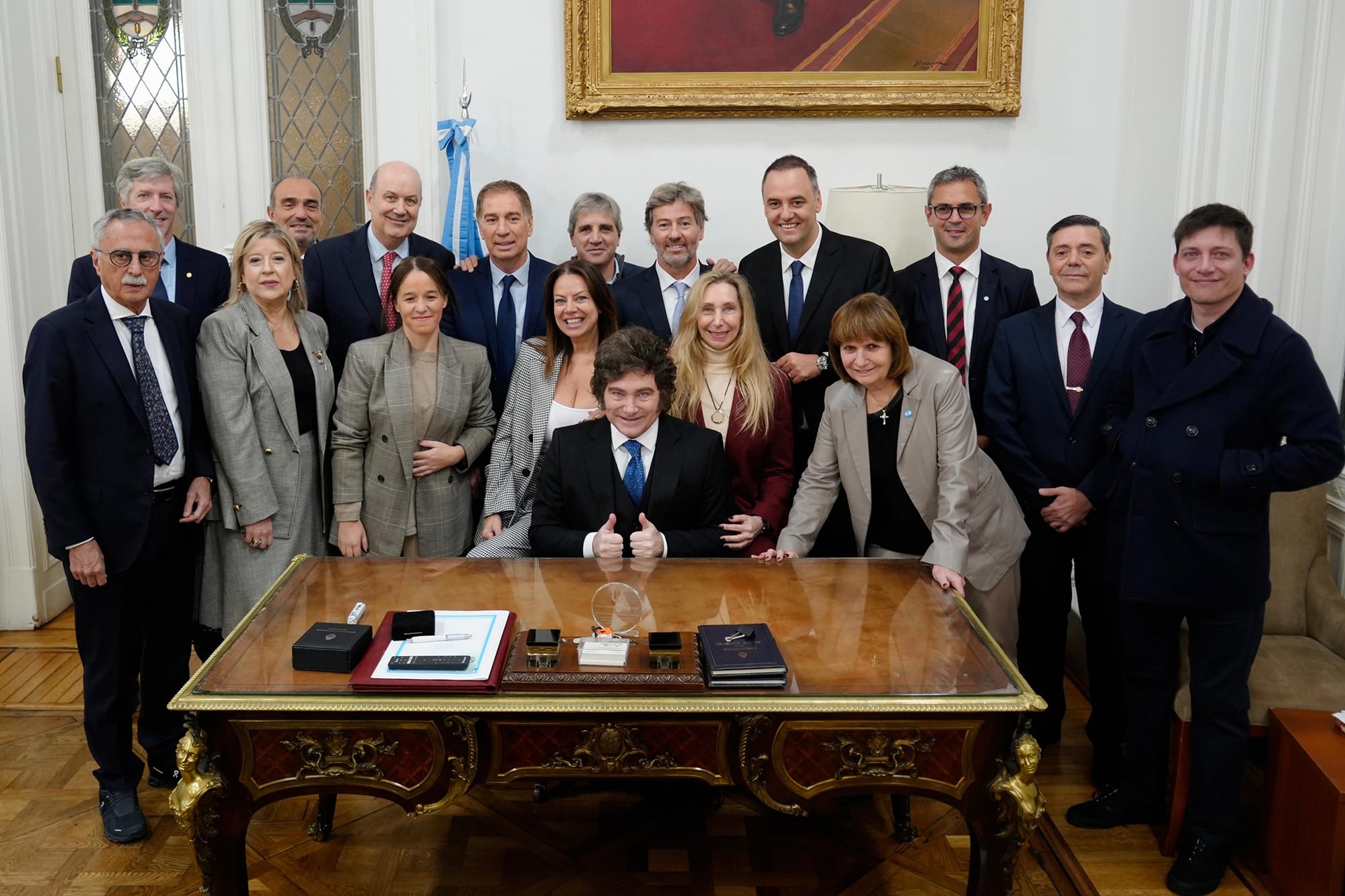 El presidente Javier Milei junto a miembros del Gabinete