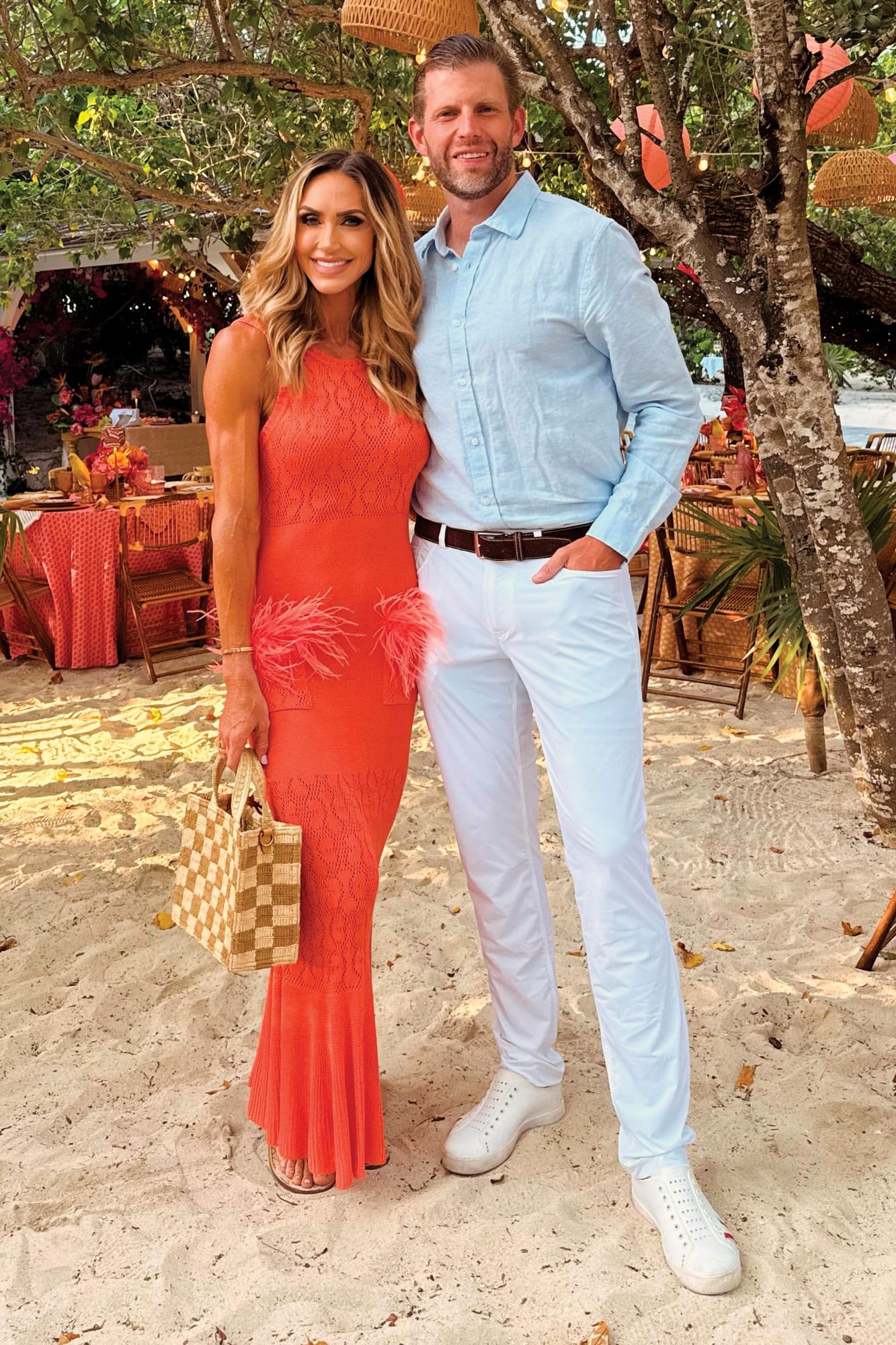 Lara, impecable con un vestido largo naranja con plumas, junto a su marido Eric Trump, con camisa azul y pantalón blanco