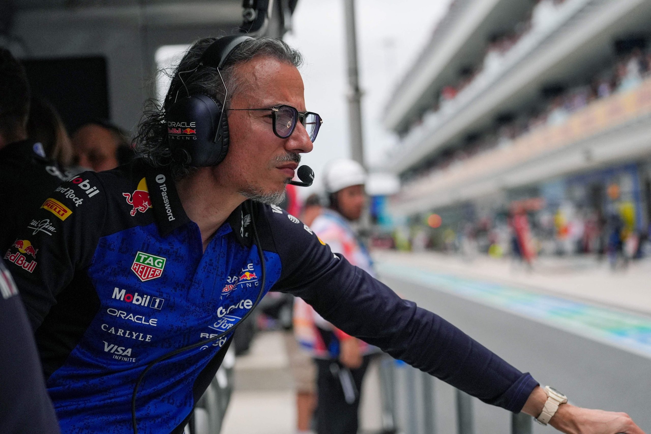 El director de Red Bull, el francés Laurent Mekies, mientras monitoreaba a sus pilotos en el Gran Premio de Miami