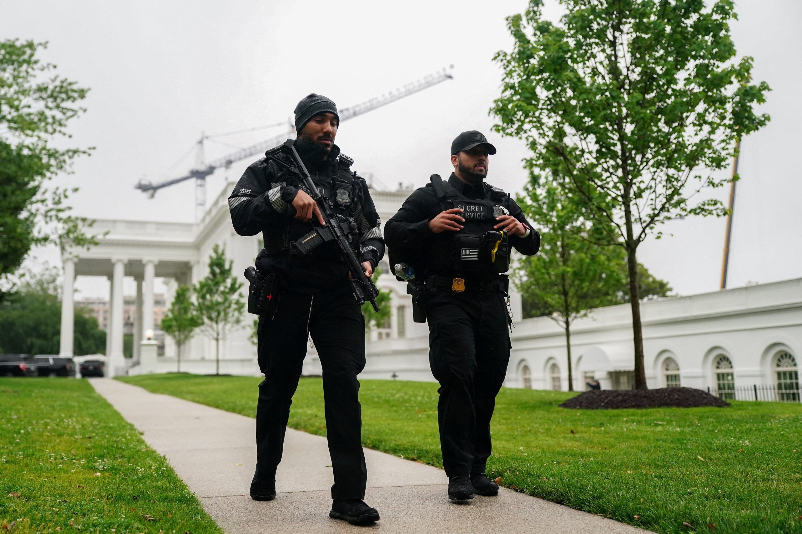 Agentes del Servicio Secreto de EE.UU. caminan por la Casa Blanca tras escucharse disparos en las inmediaciones. (Foto: Nathan Howard/REUTERS)