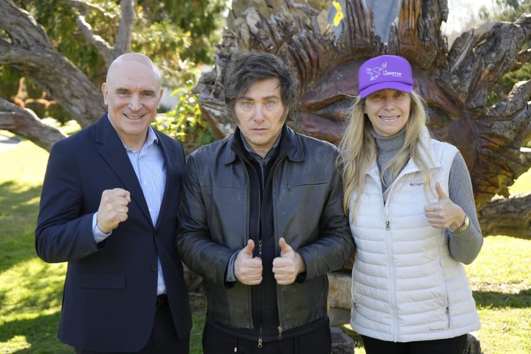 El presidente Javier Milei junto a su hermana, y secretaría general de Presidencia, Karina Milei, y el legislador y candidato nacional, José Luis Espert, en Olivos, tras los incidentes de Lomas de Zamora