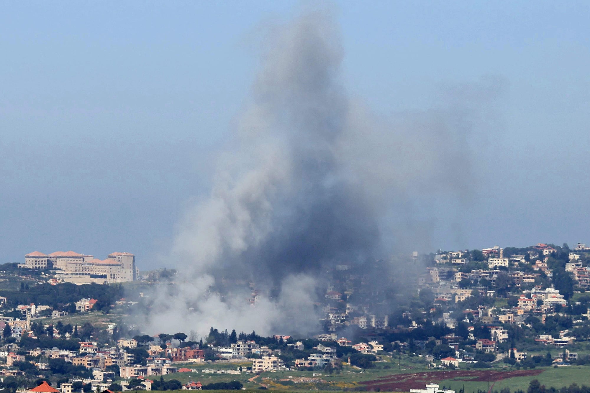 El humo se eleva desde el lugar de un ataque aéreo israelí que tuvo como objetivo la aldea de Mayfadoun, en el distrito de Nabatieh, al sur del Líbano