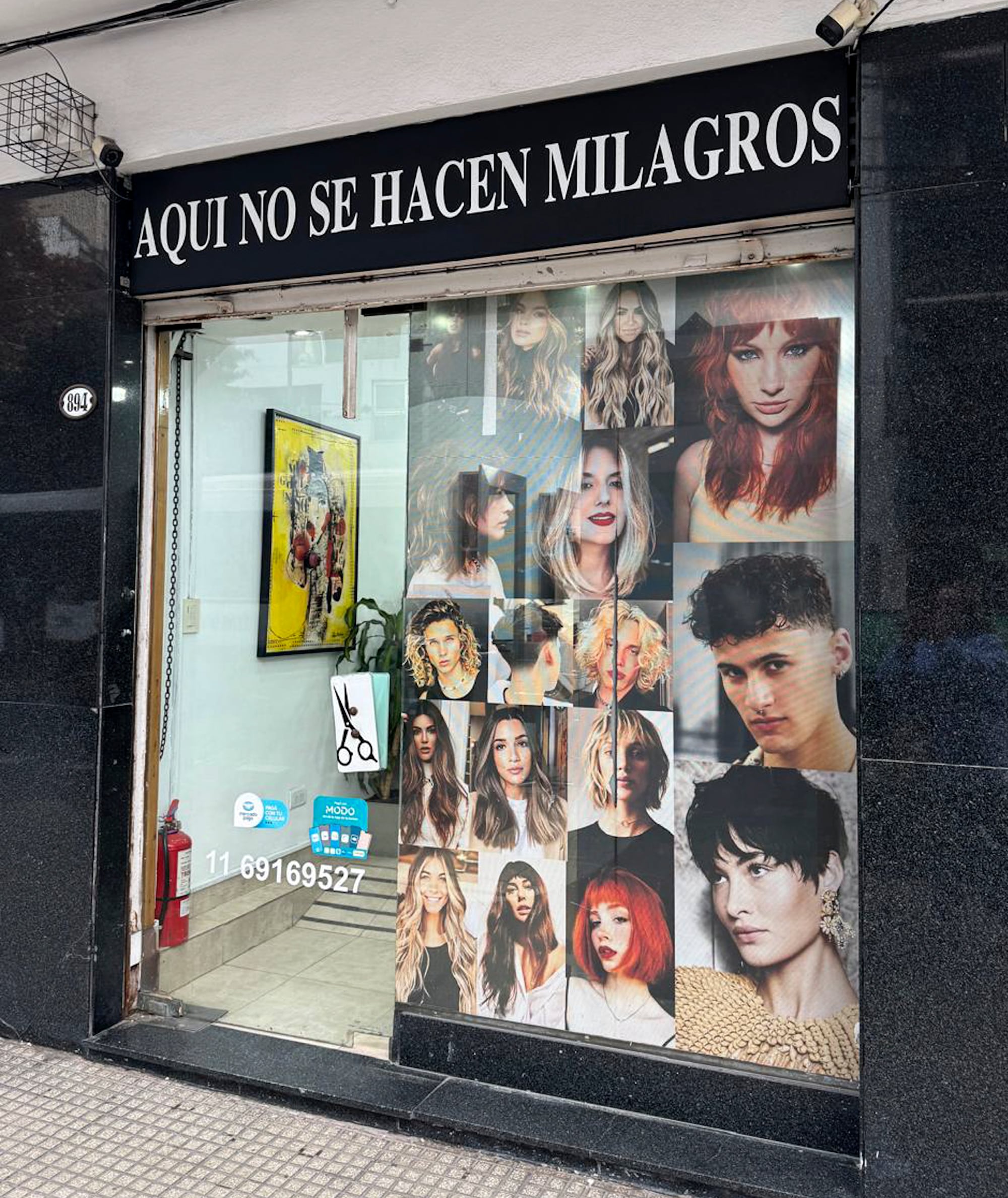 Peluquería en la calle Hidalgo, en Caballito: más claro, imposible