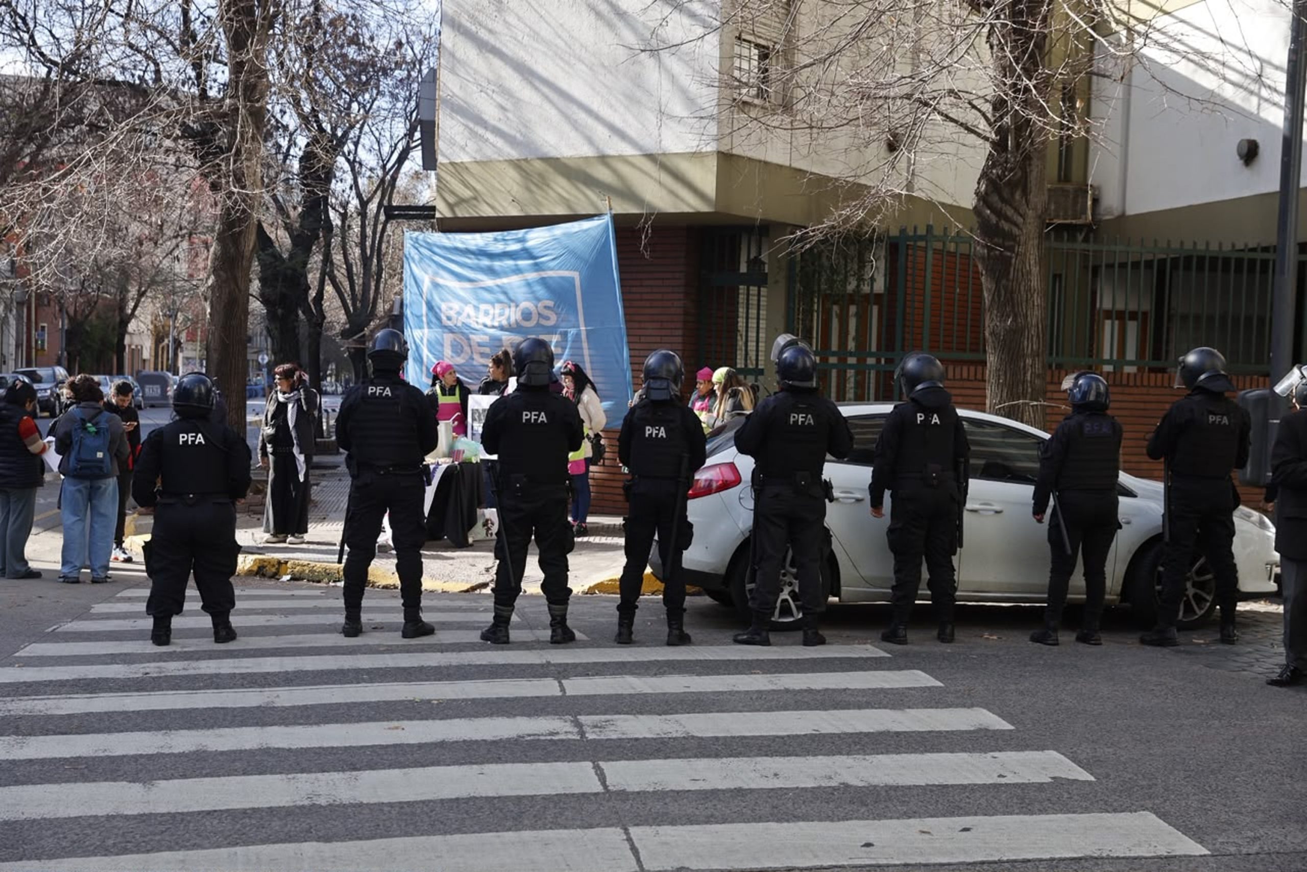 El cordón de la Policía Federal, frente al departamento de Adorni