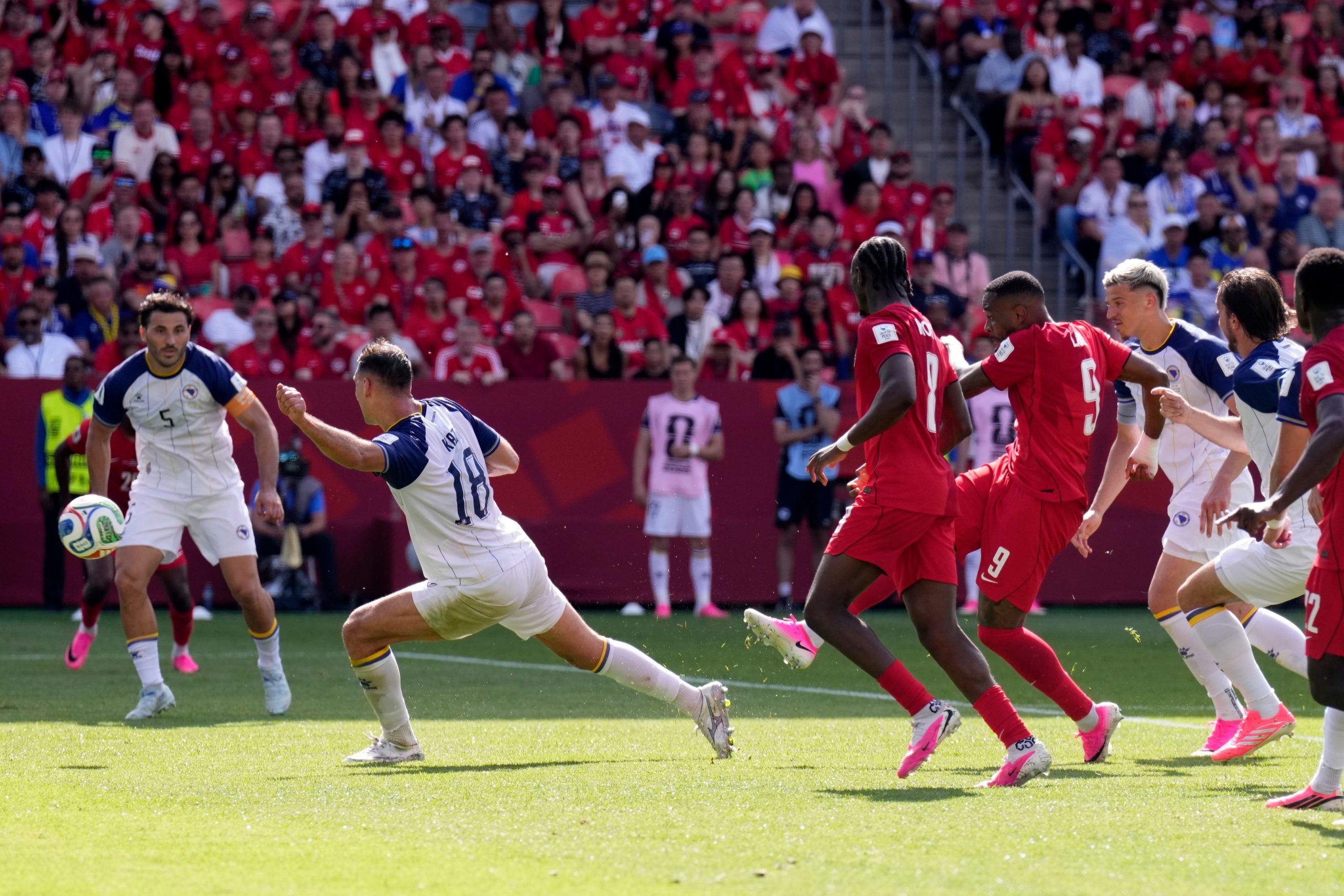 Cyle Larin marca el empate para Canadá
