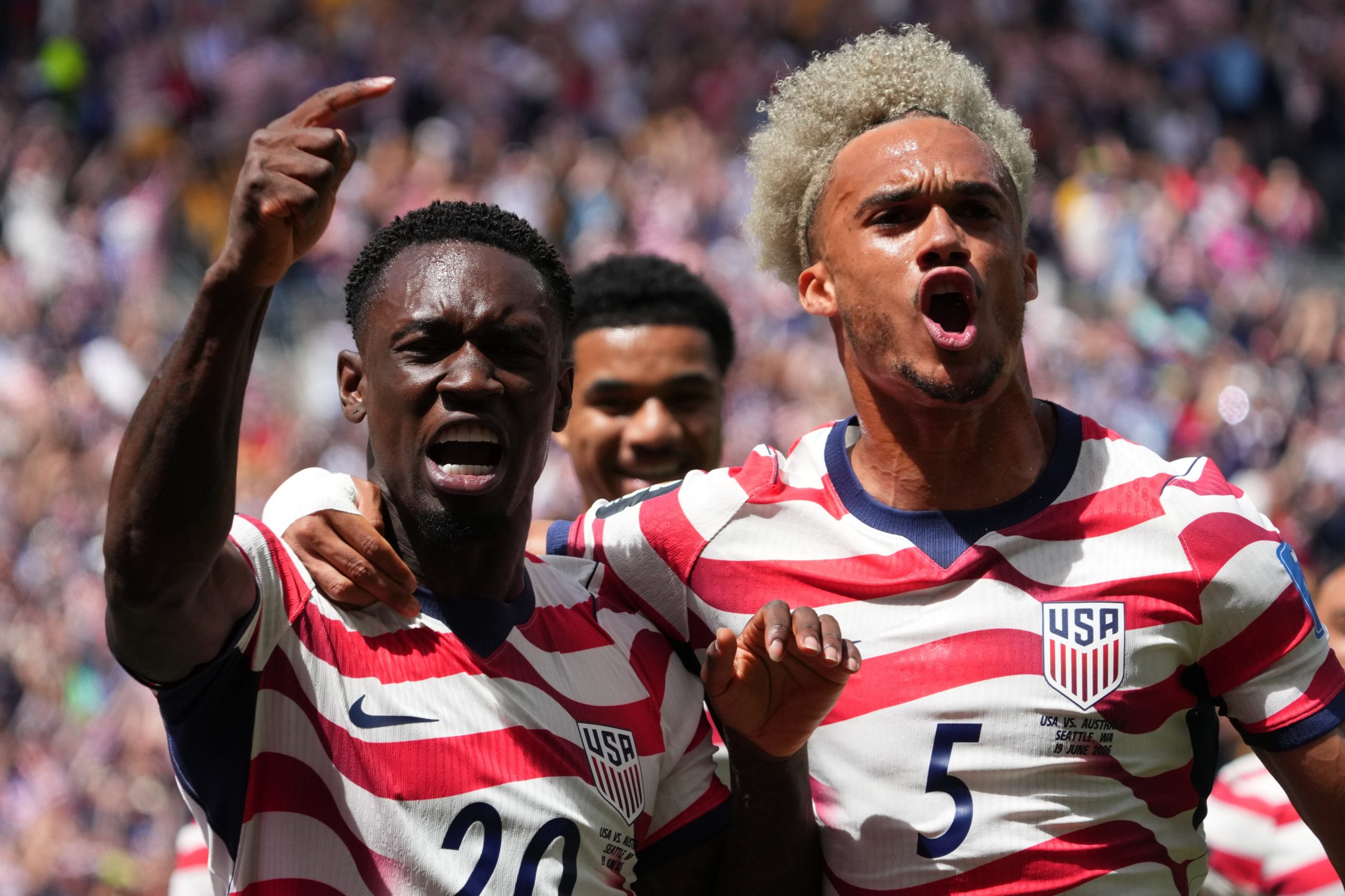 Balogun y Robinson celebran uno de los goles de Estados Unidos ante Australia