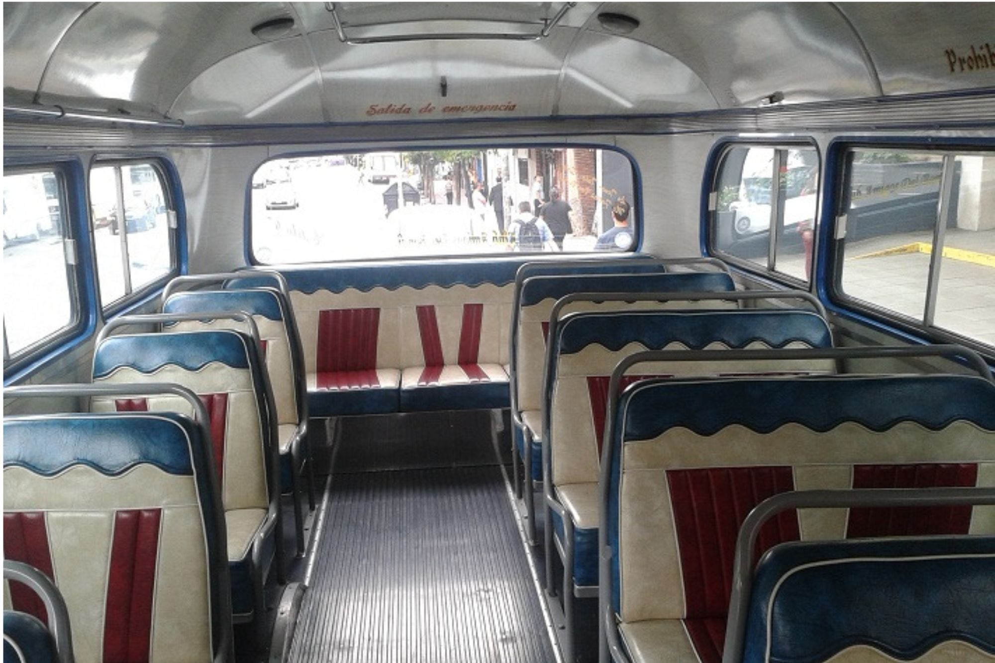 Interior de un colectivo de antes.