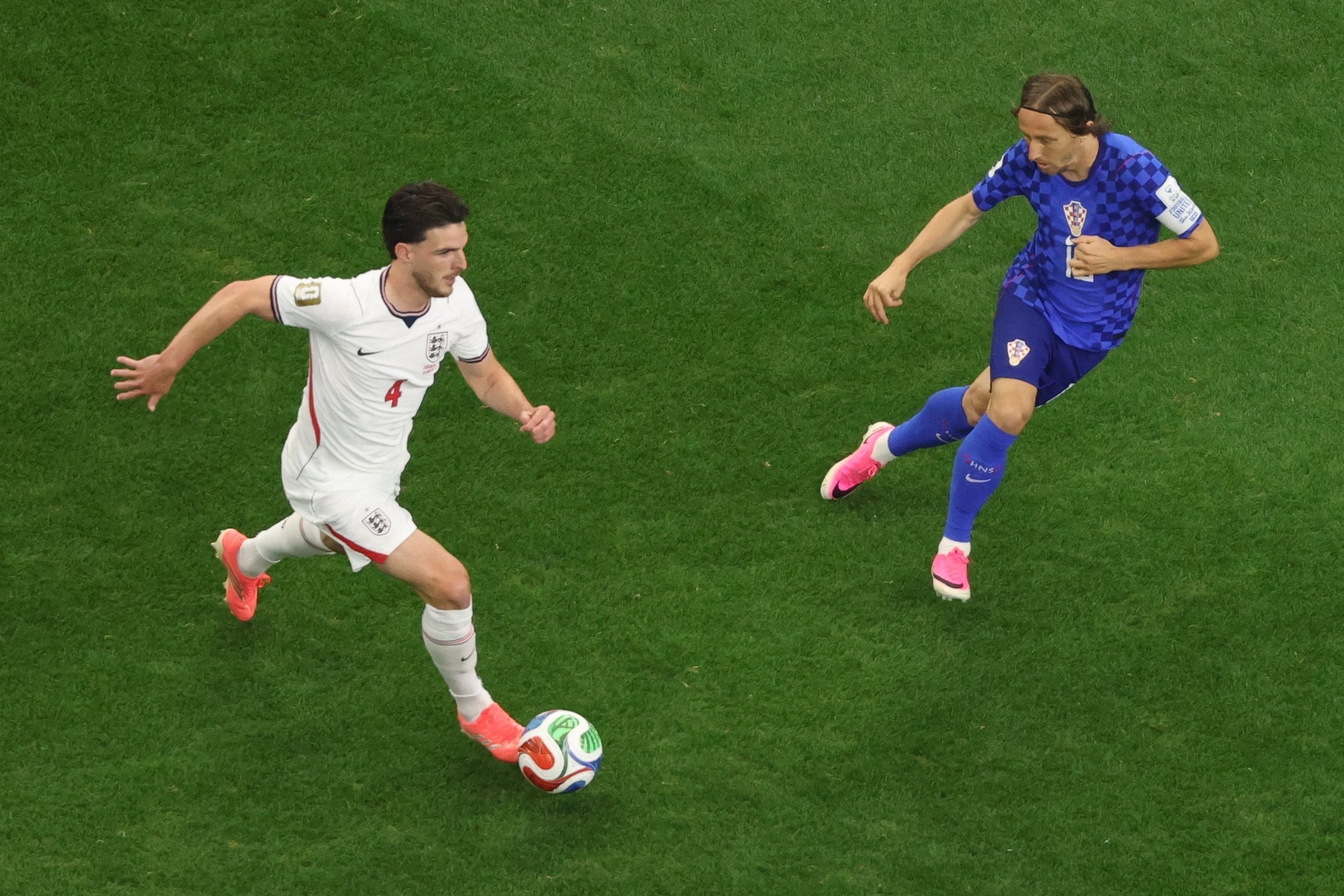 Luka Modric contra Declan Rice, que lleva la pelota
