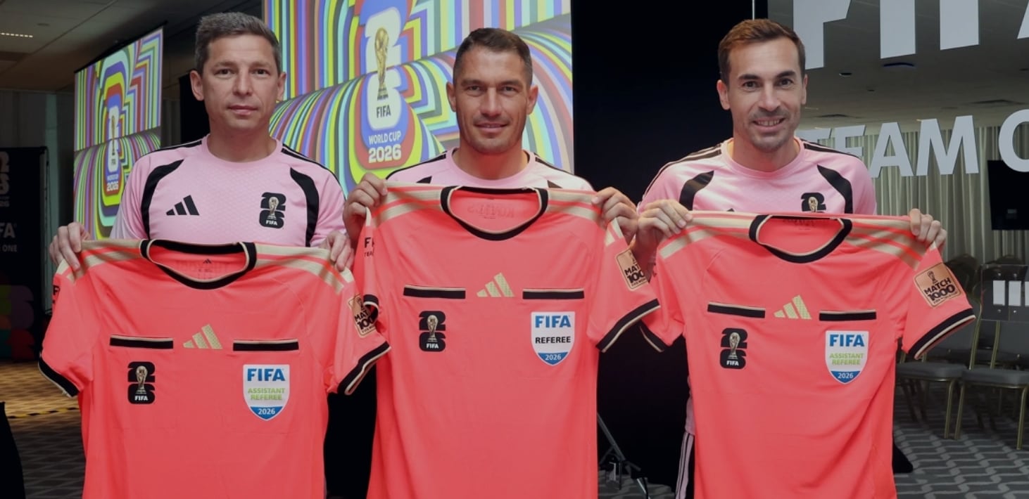 Con camiseta alusiva, el trío arbitral que estará en el partido número 1000 de los mundiales, entre Túnez y Japón; en el medio, quien será el referí principal, el rumano István Kovács