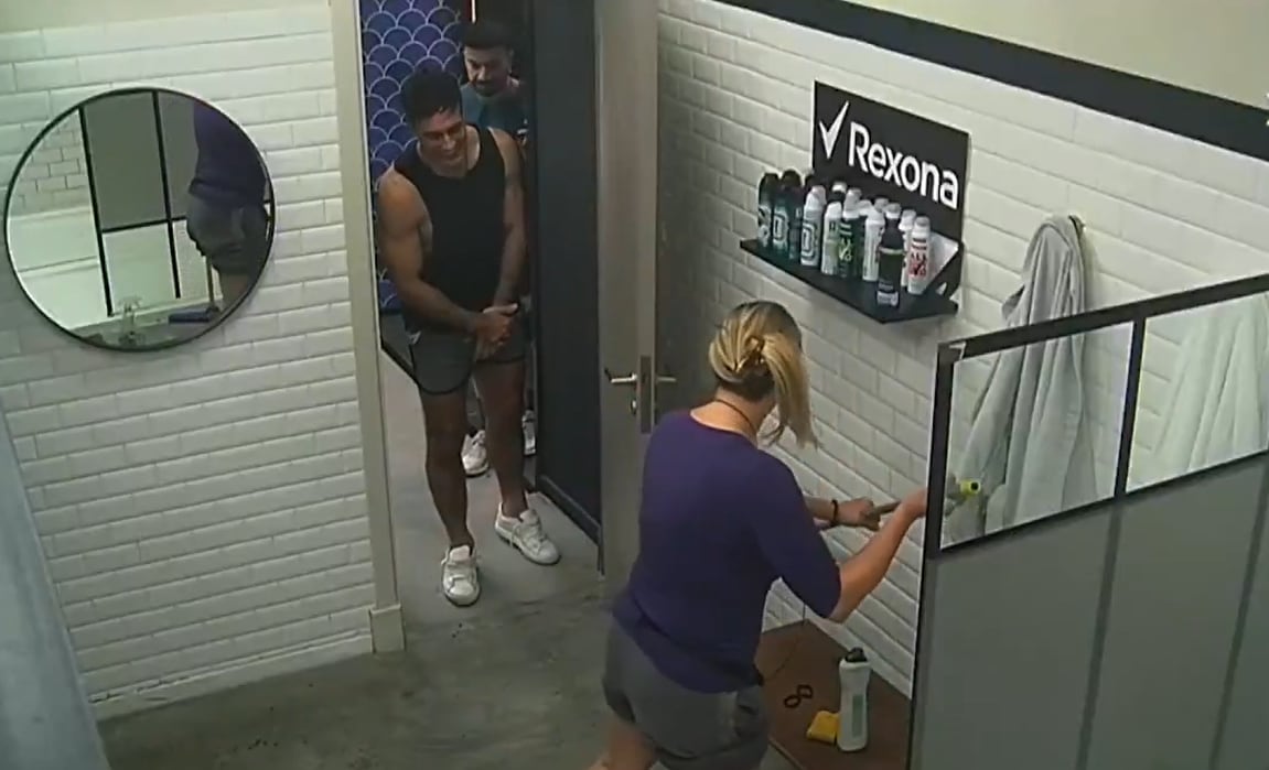 Tamara Paganini decidió hacerse cargo dela situación y sacó la prenda con una escoba. (Foto: Telefe).