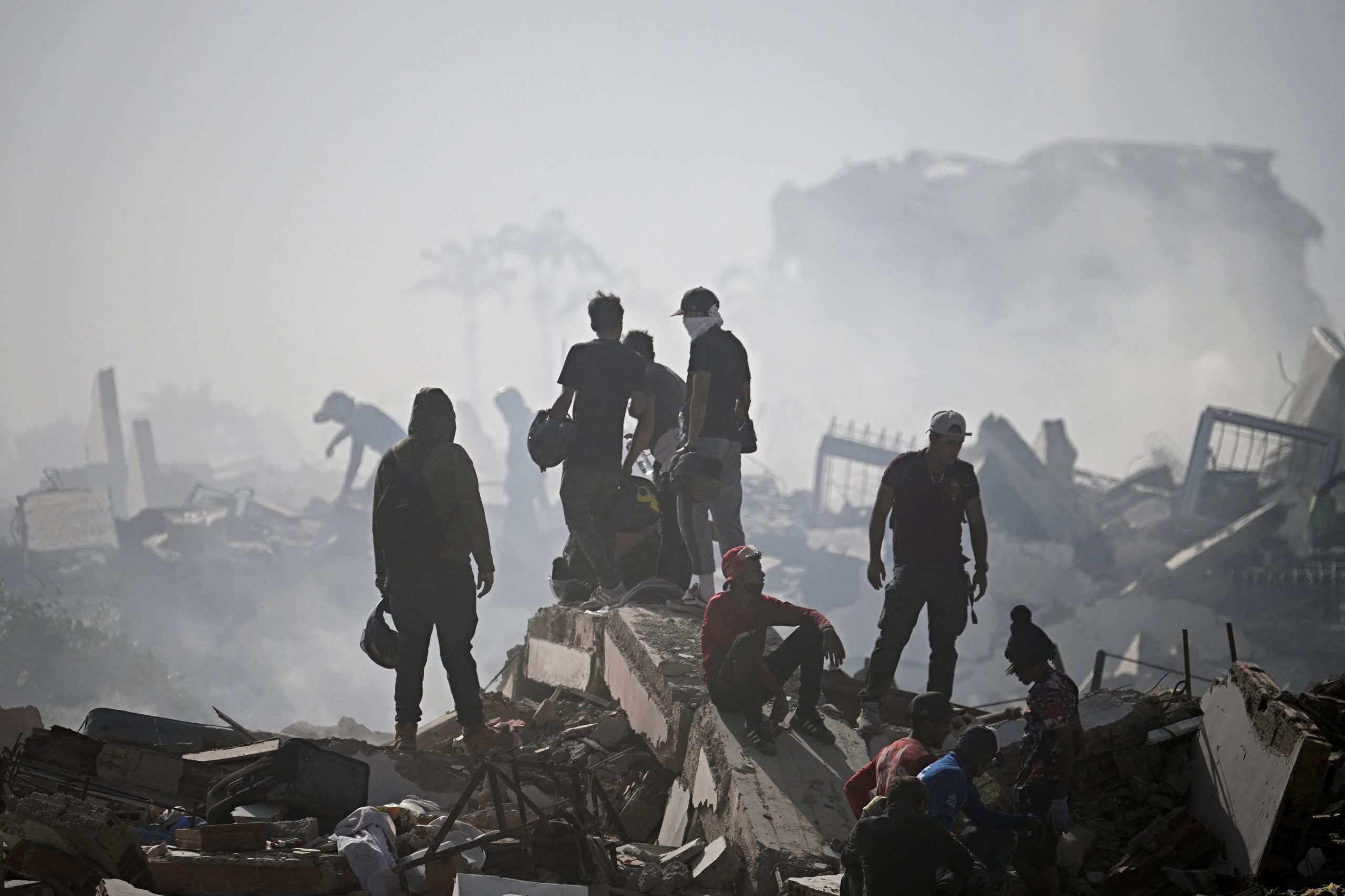 Voluntarios buscan víctimas del terremoto entre los escombros en Caraballeda