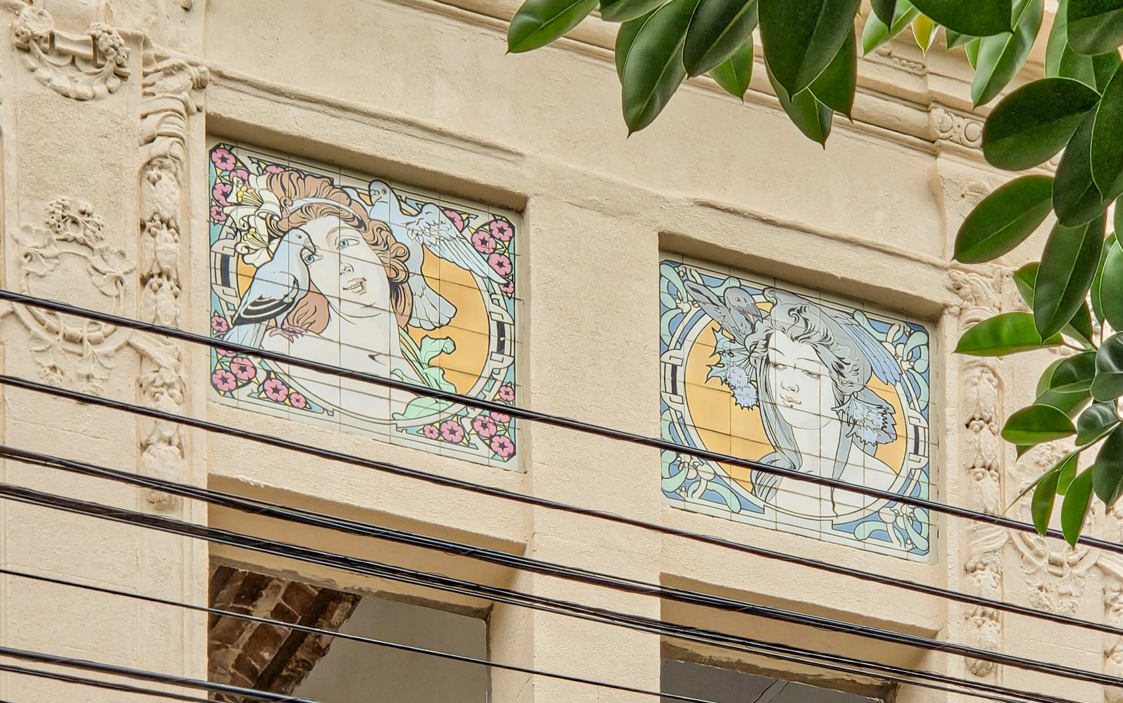 Los azulejos importados de Bélgica constituyen una de las joyas patrimoniales del edificio y fueron restaurados pieza por pieza para recuperar sus colores originales (Foto: @pablofe70 IG)