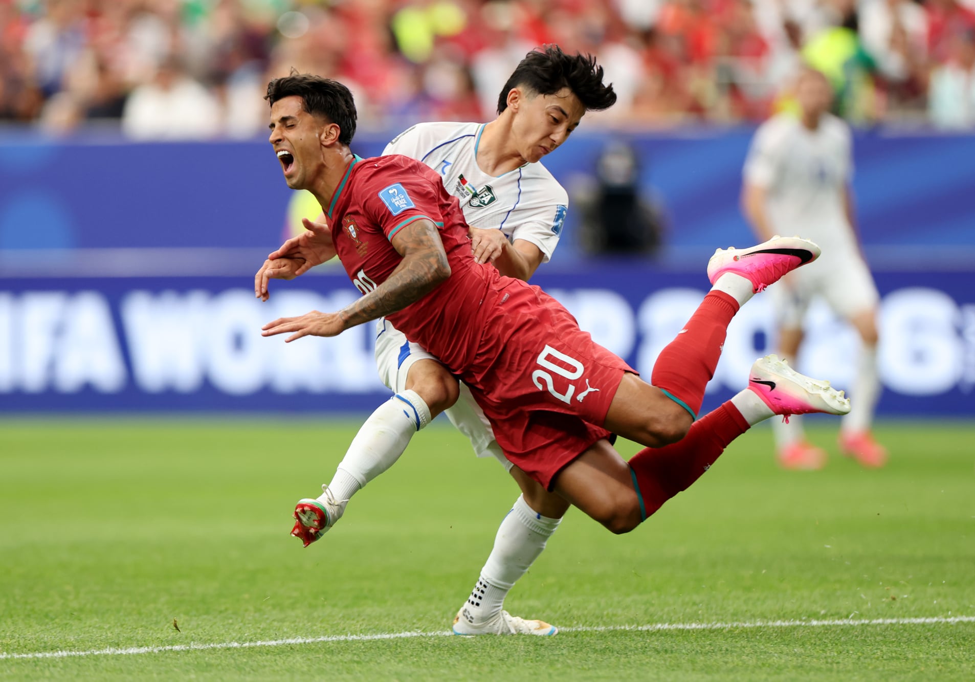 Joao Cancelo pierde la pelota con falta de Abbosbek Fayzullaev, por la que terminaron anulando el gol
