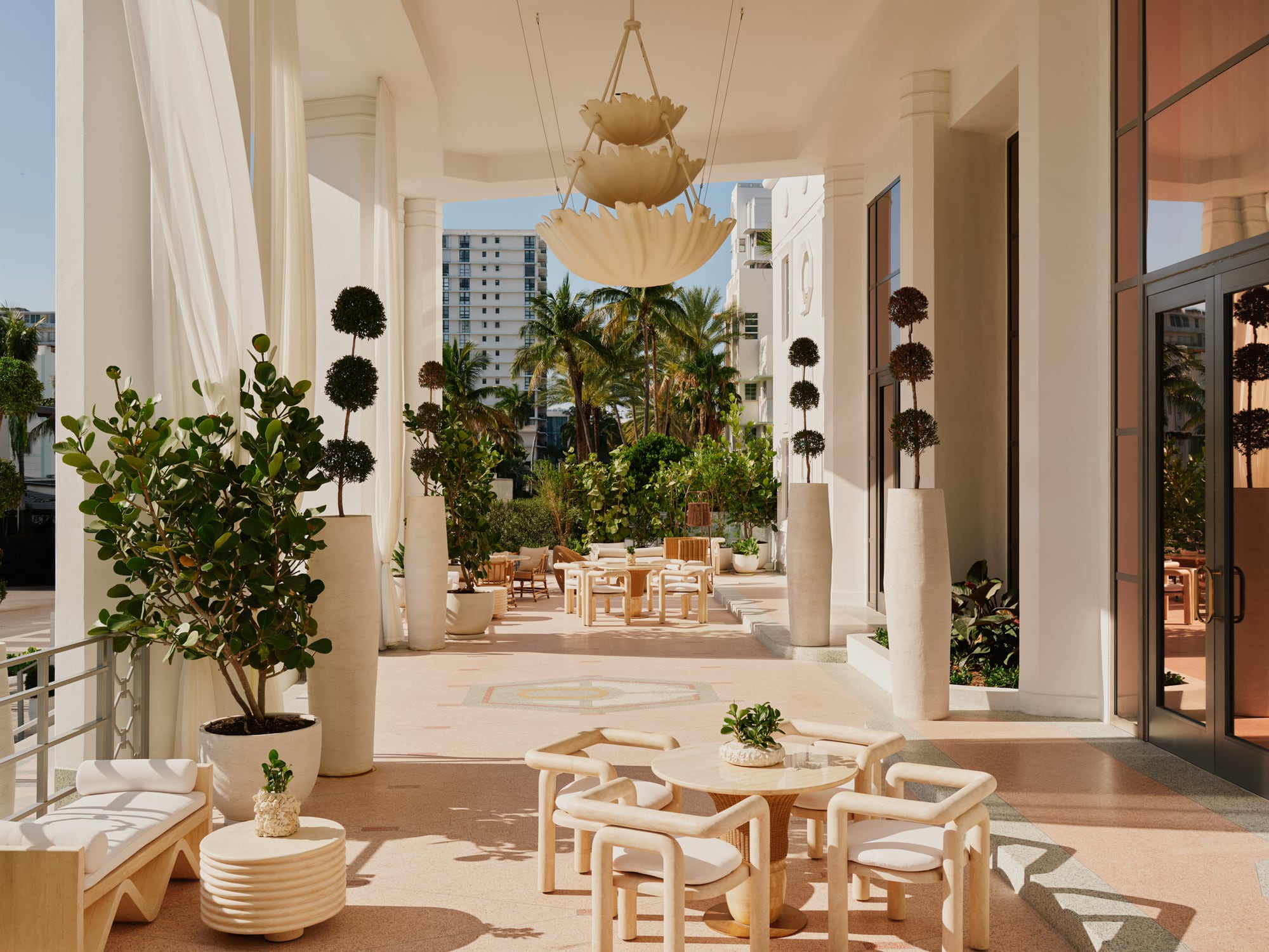 El Hotel Delano está ubicado sobre Collins Avenue, en el corazón de South Beach 