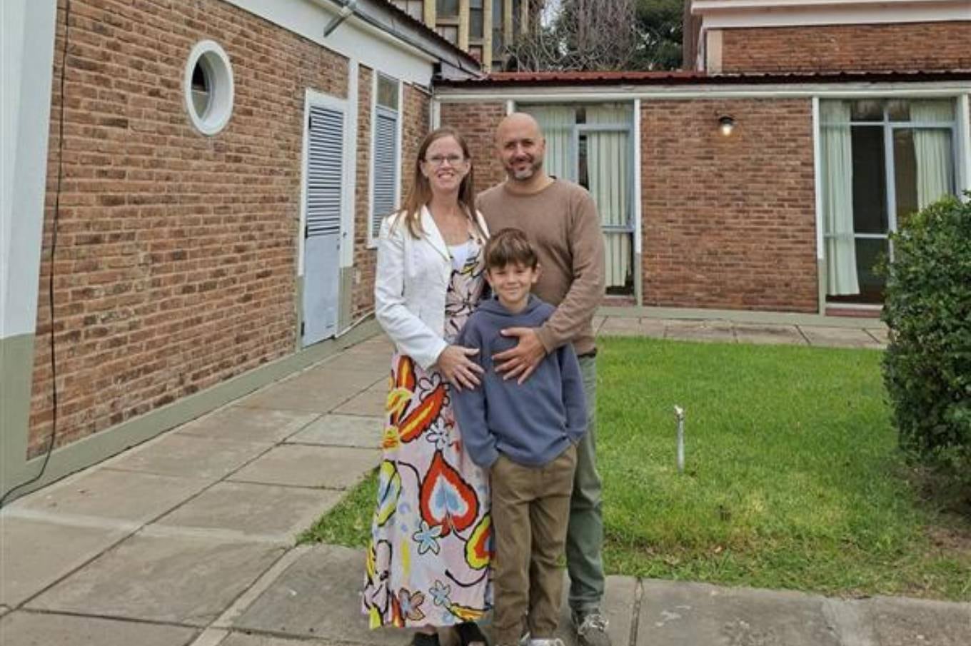 Tracy, junto a su familia que formó en Argentina.