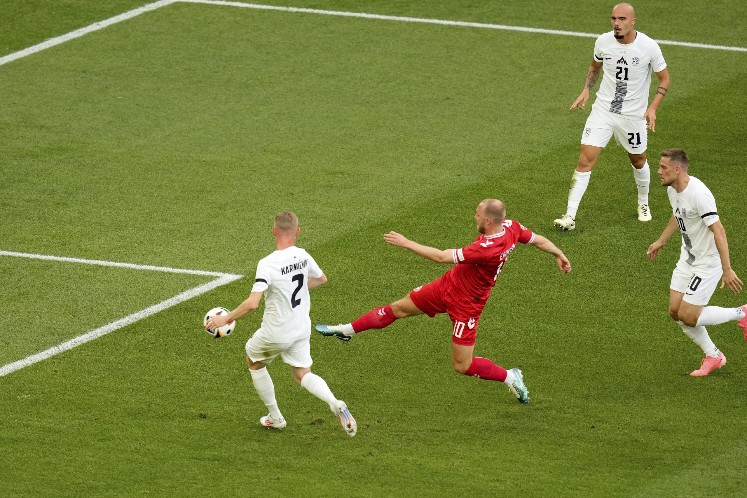 Christian Eriksen marcando un gol para Dinamarca ante Eslovenia