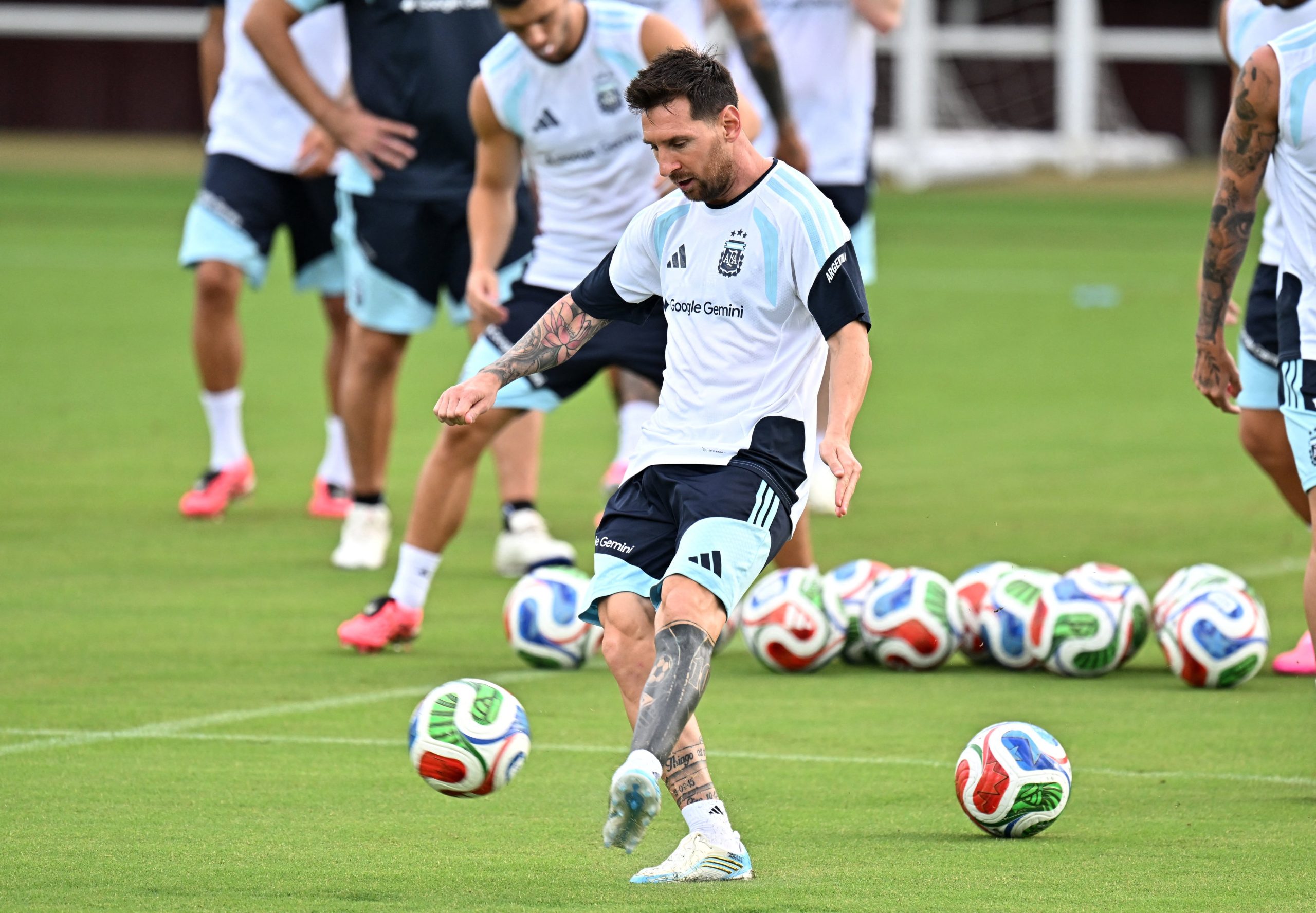 El cuerpo técnico de Scaloni busca preservar a Messi de cara al debut en el Mundial. (Foto: REUTERS)