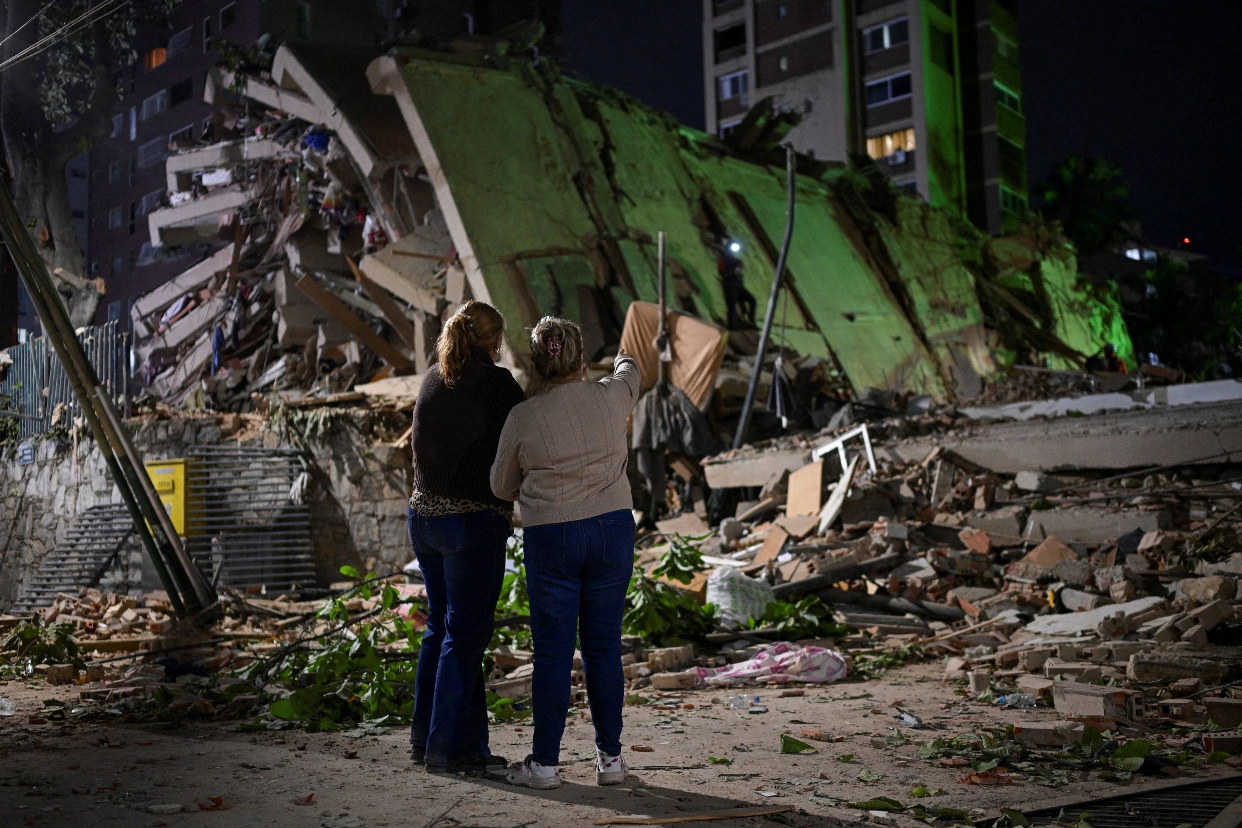 Dos mujeres esperan noticias de familiares tras los sismos en Caracas. (Foto:  REUTERS/Gaby Oraa).