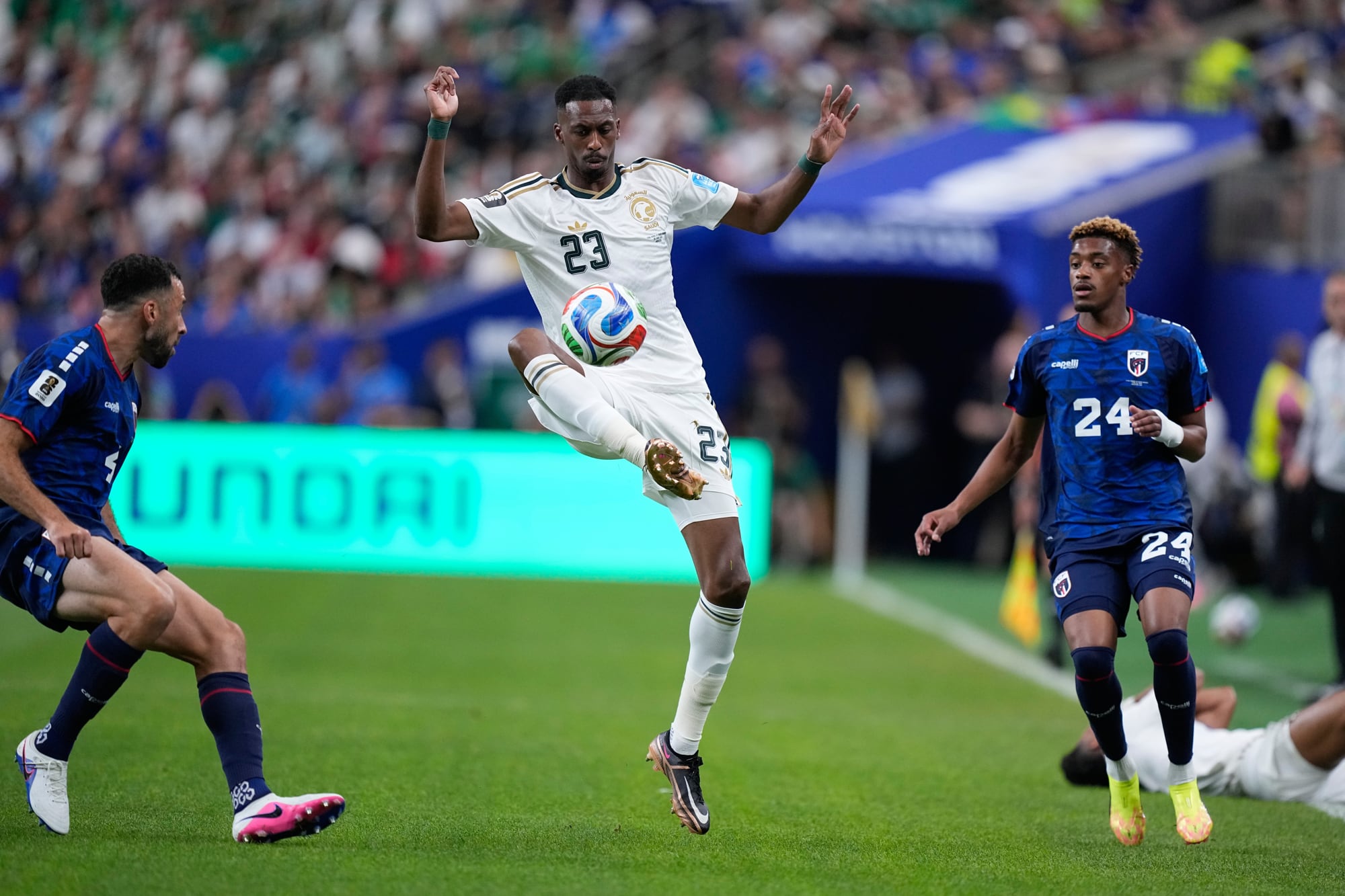 Mohamed Kanno, de Arabia Saudita, rodeado. La imagen refleja el trámite del duelo (AP Photo/Ashley Landis)