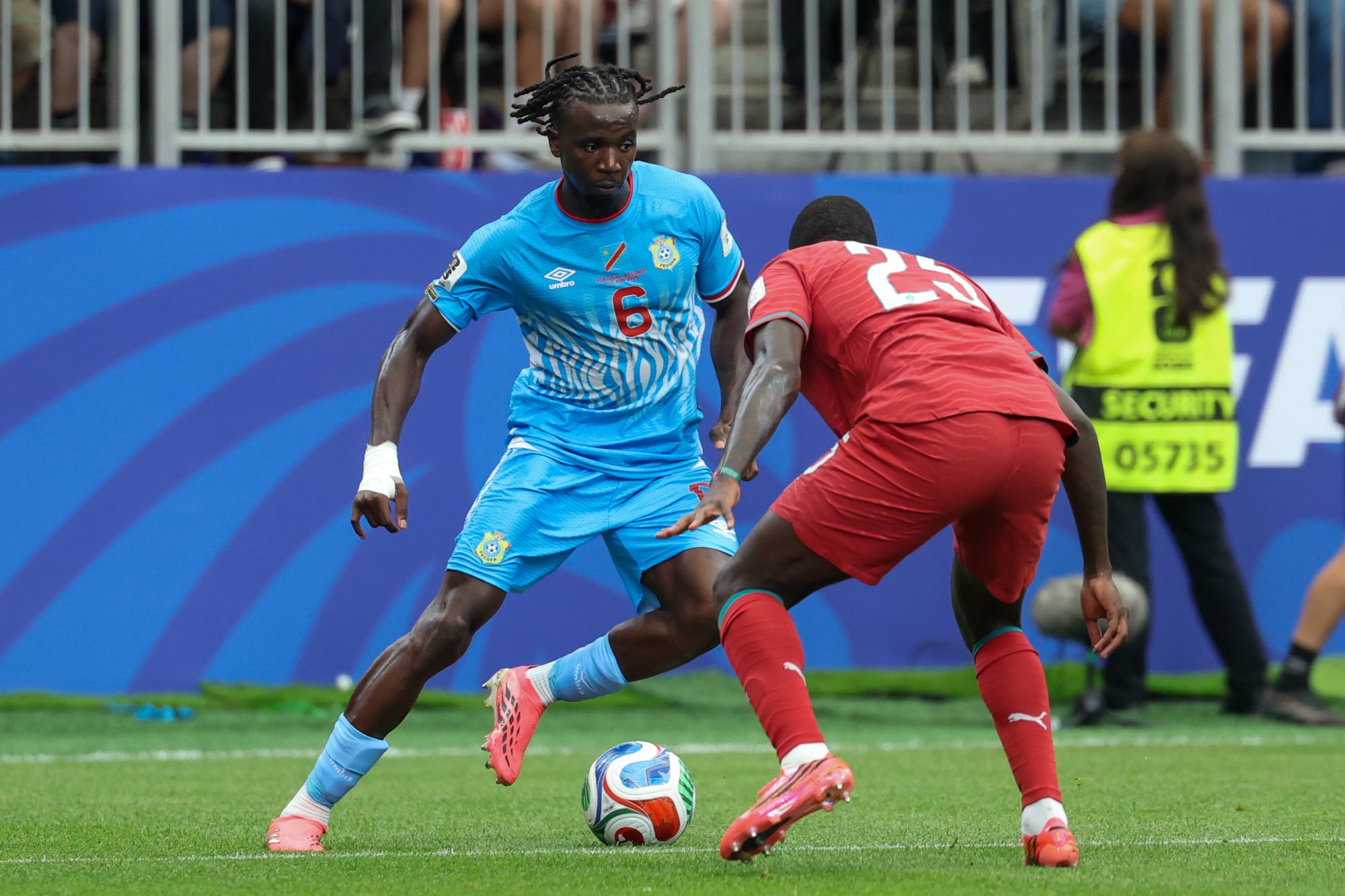 Ngal'ayel Mukau controla el balón ante la marca de Nuno Mendes en la igualdad 1-1 entre la República del Congo y Portugal (Photo by David Buono/Icon Sportswire via Getty Images)