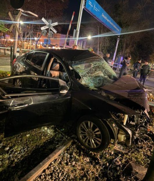 La formación embistió al Honda Civic en el que viajaba Ernestia Pais (Foto: X)