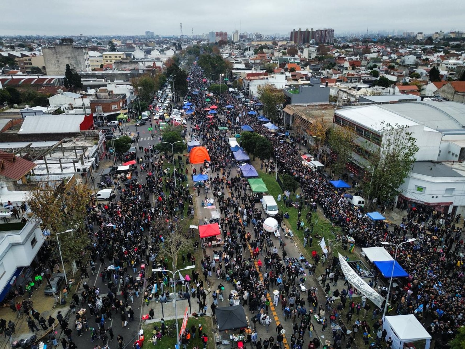 La Avenida Mitre, copada por una marea humana