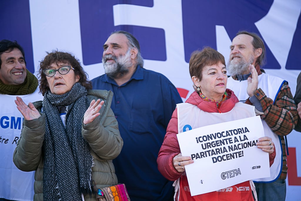 Baradel, junto a Sonia Alesso (Ctera) y María Laura Torre (secretaria general del Suteba), la semana pasada, en la jornada de protesta de la Ctera