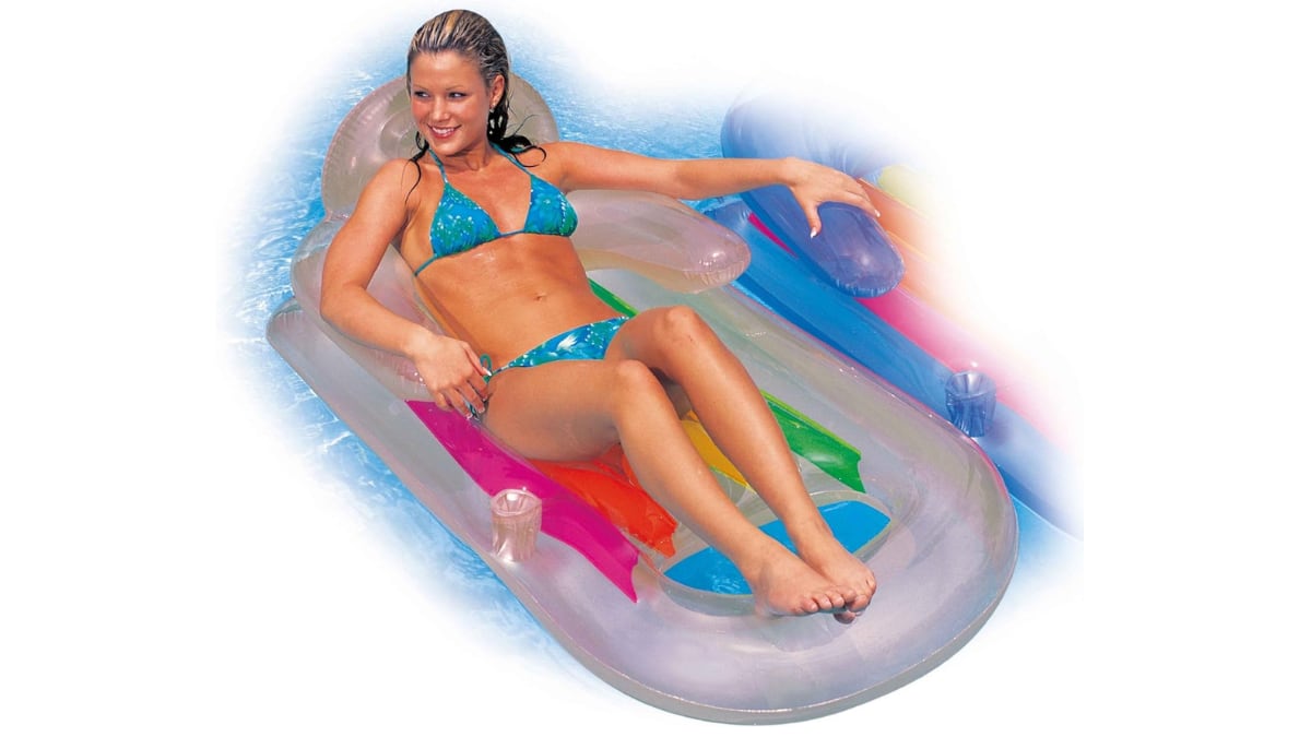 Colchoneta de piscina con forma de sillón.