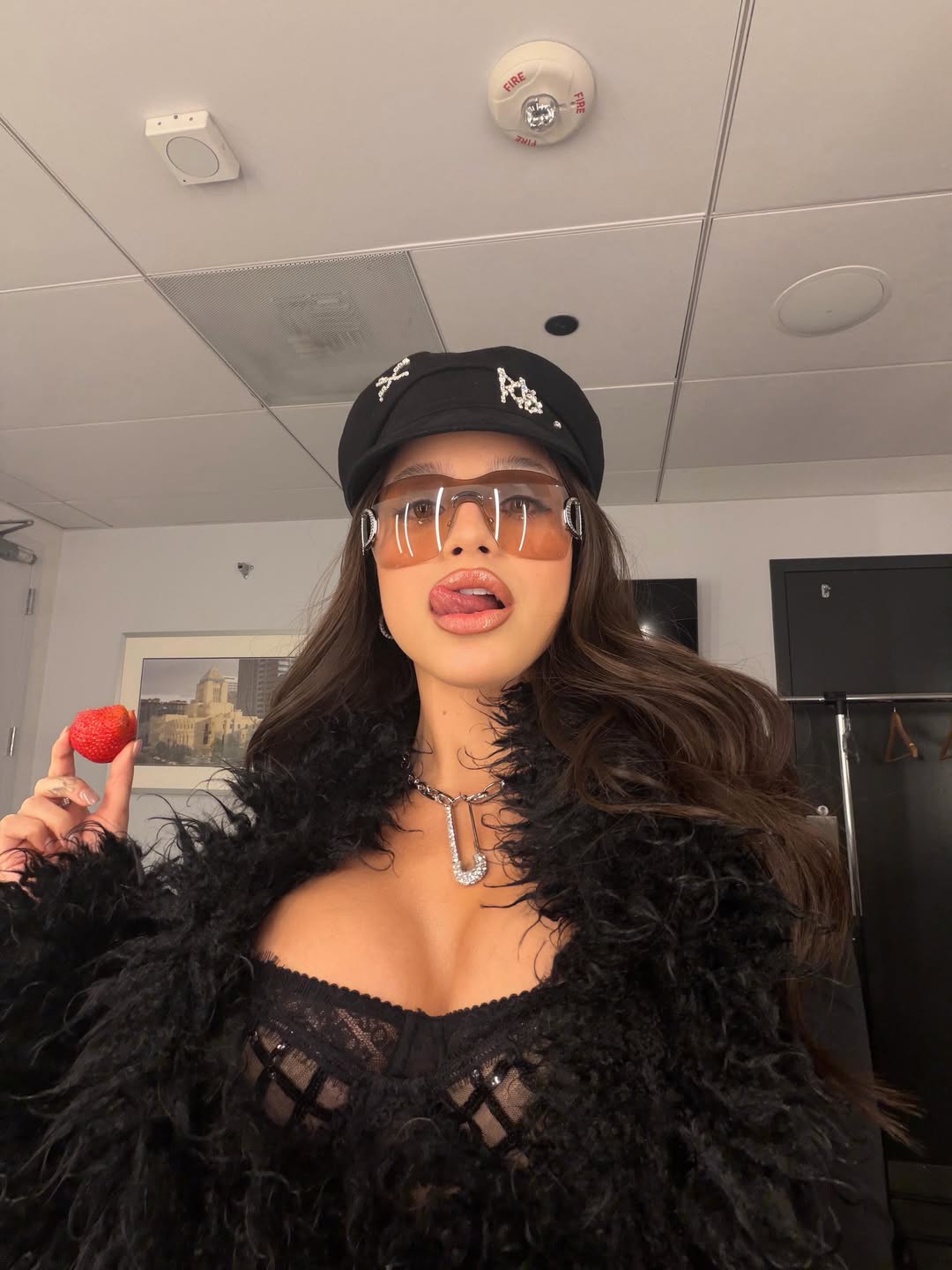 Emilia Mernes mostró en redes un estilismo maximalista y bien dosmilero Foto: @emiliamernes