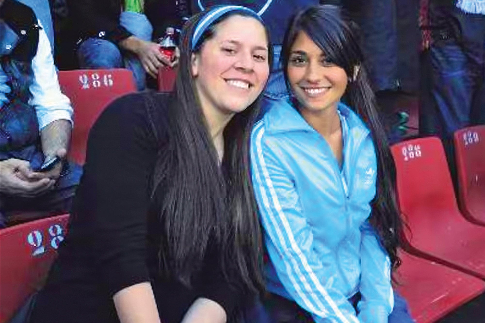 Allá lejos y hace tiempo, junto a su cuñada, María Sol Messi, alentando al equipo nacional en Sudáfrica 2010