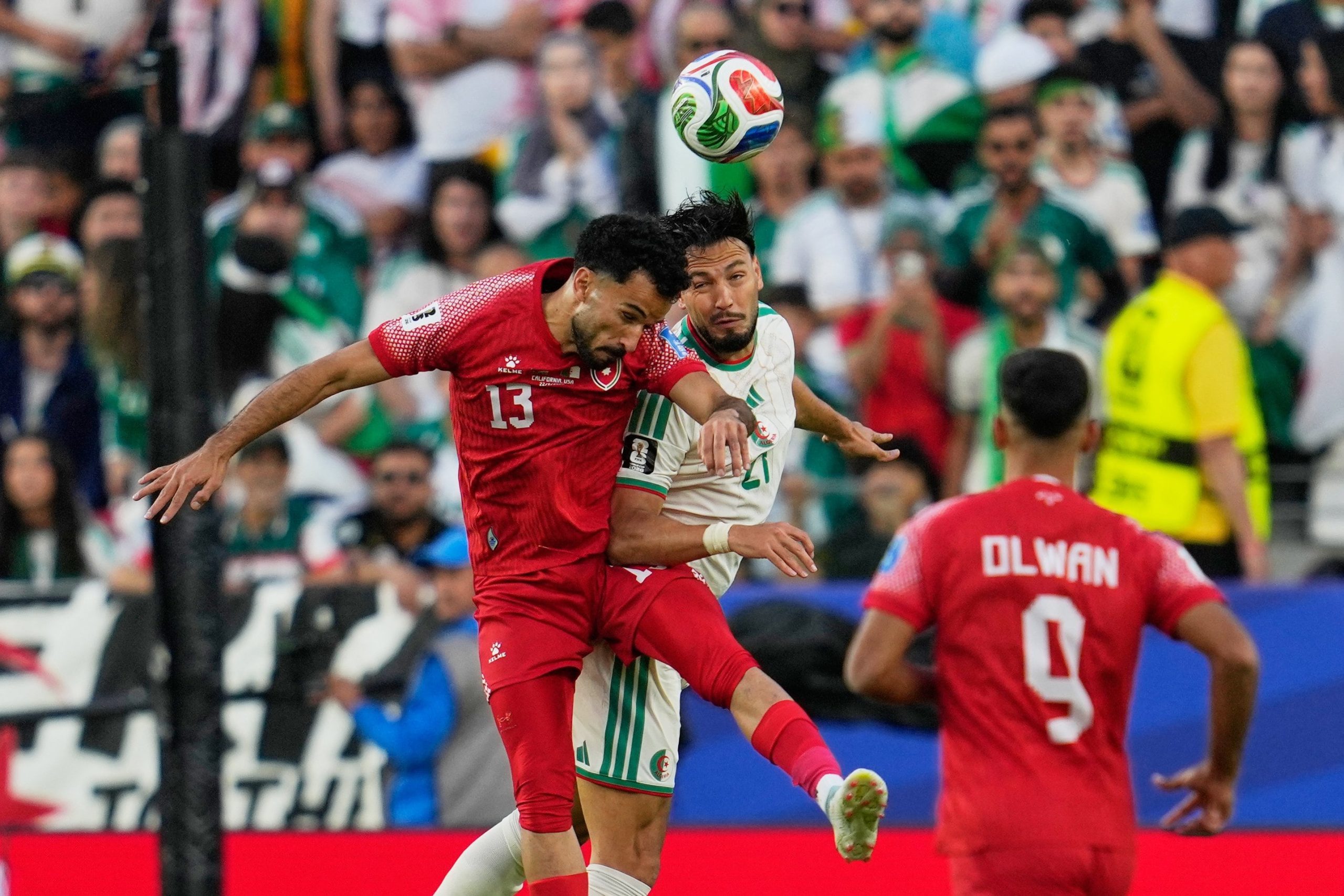 Una escena del partido entre Jordania y Argelia; el equipo asiático mira hacia adelante y quiere preparar jugadores para lo que viene