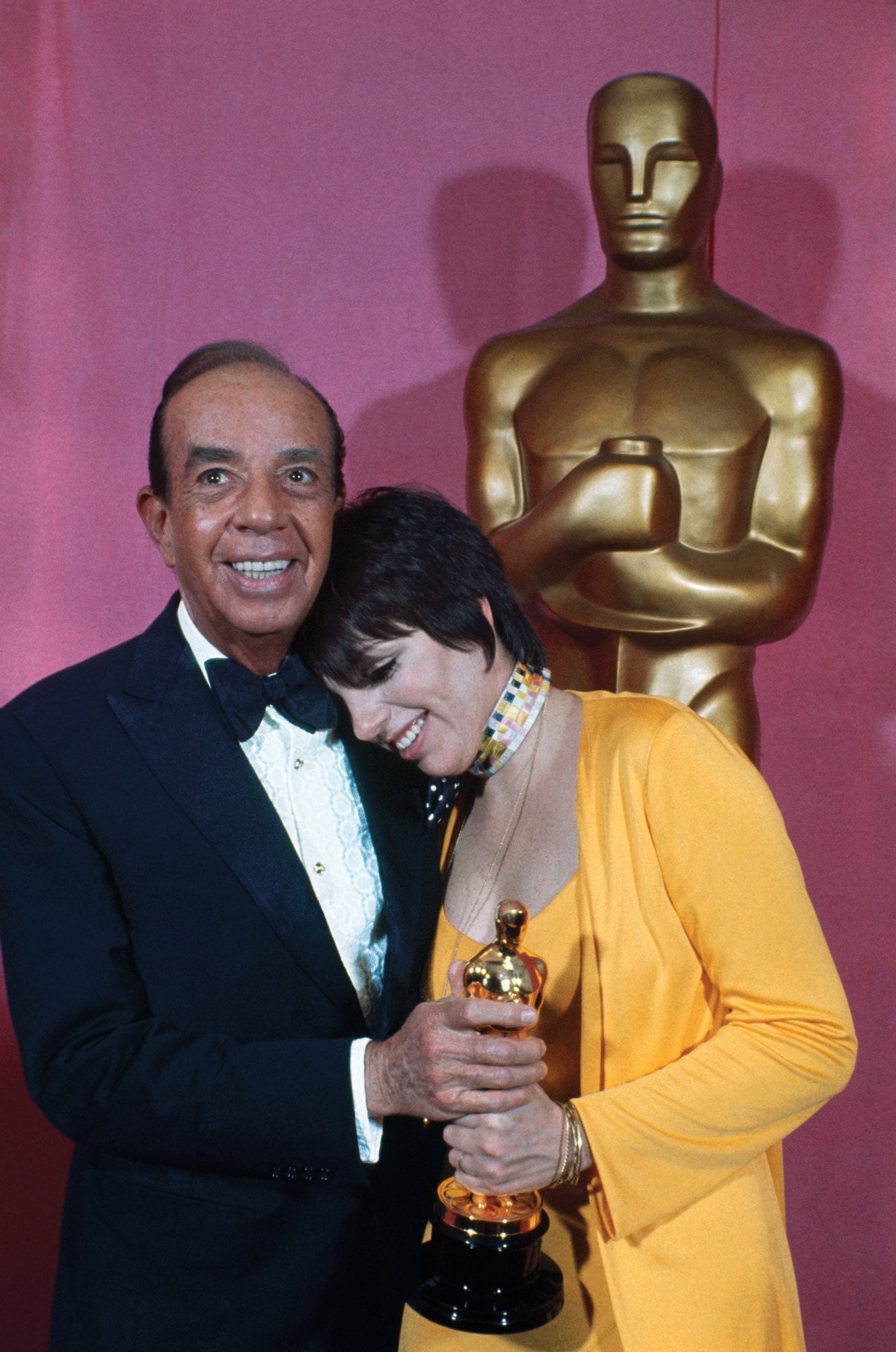 Liza celebra con su padre, Vincent Minnelli, el Oscar ganado por Cabaret 