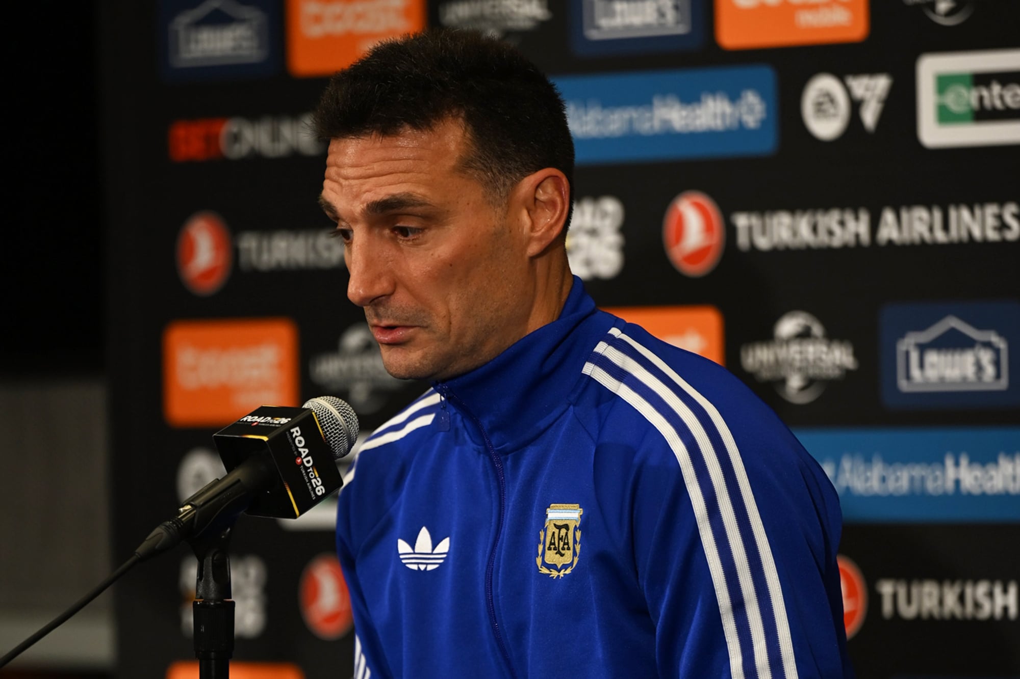 Este lunes, a poco más de 24 horas, y en lo que la FIFA denominó “día menos 1″, el DT Lionel Scaloni dará una conferencia de prensa previo al entrenamiento. Un jugador lo acompañará.