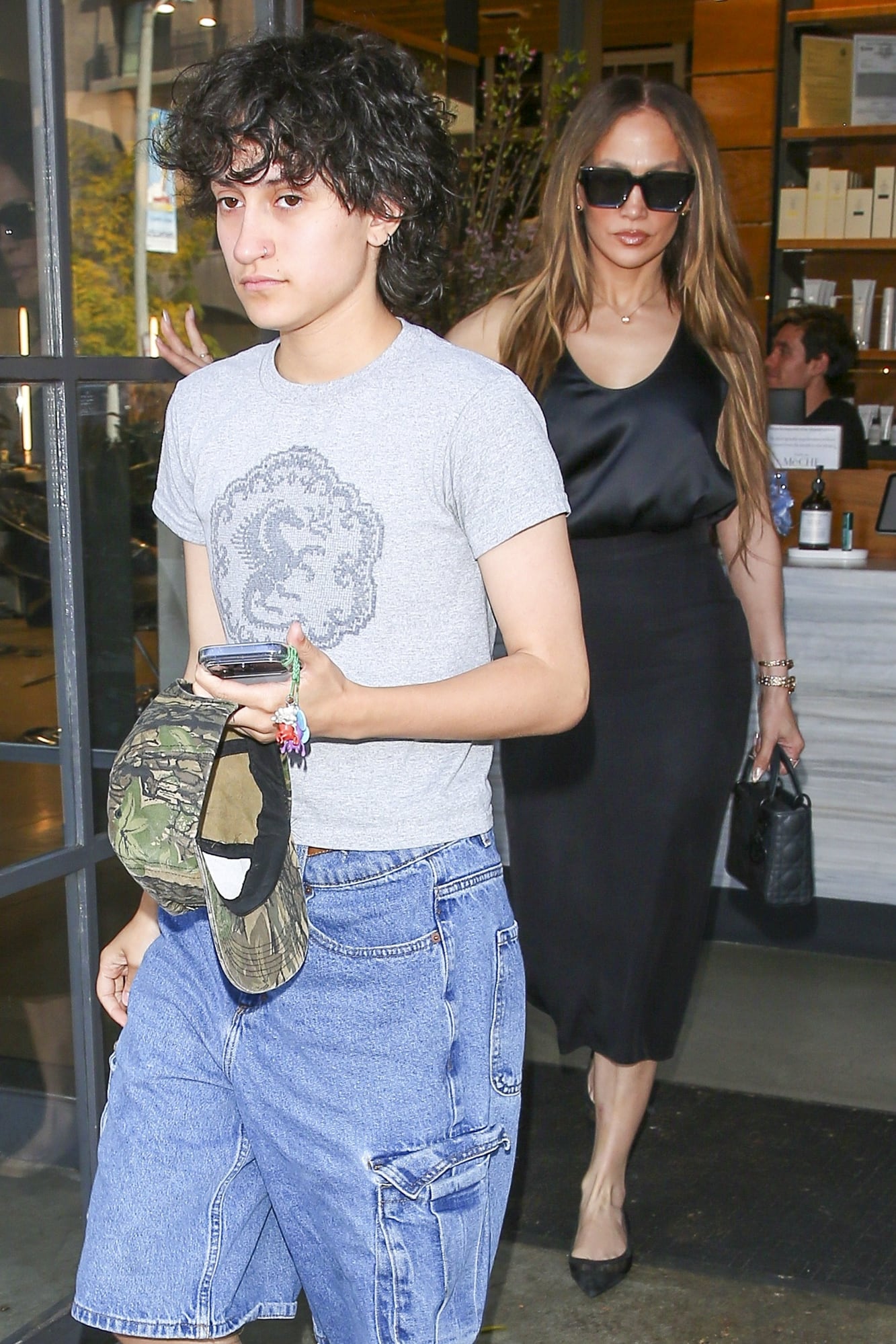 Jennifer Lopez disfrutó de un día especial de madre e hija con Emme en Beverly Hills: almorzaron en el hotel The Maybourne Beverly Hills y luego se dirigieron a un salón de belleza cercano