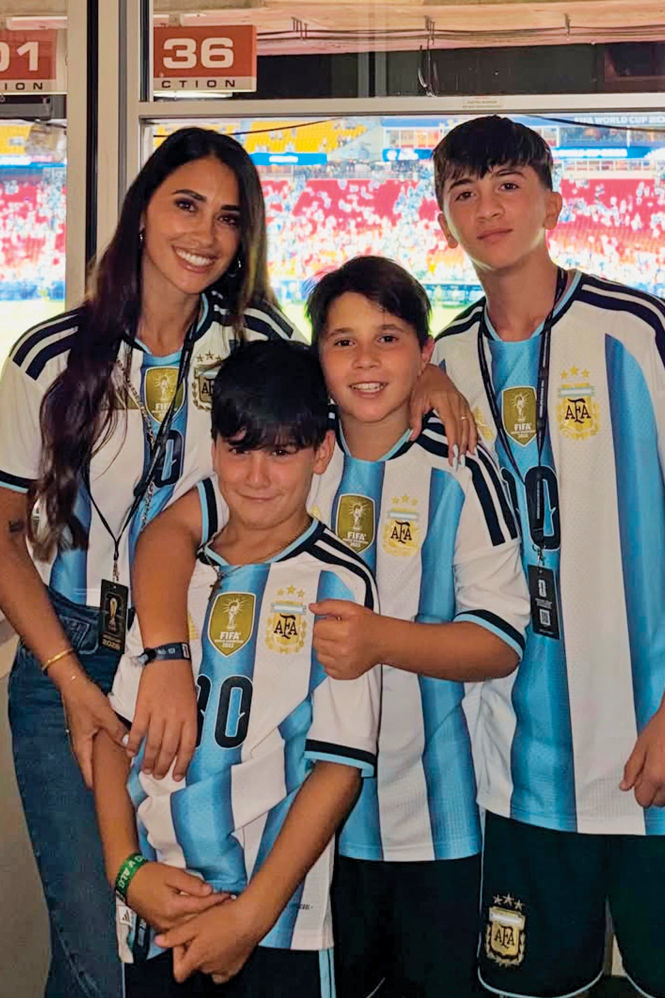 La imagen junto a sus tres hijos que posteó en Instagram después del triunfo argentino contra Argelia