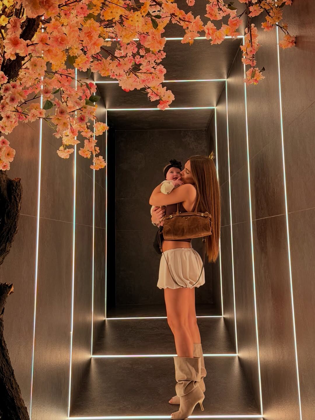 Cami junto a si hija, con un look trendy con tonos neutros Foto: @camihoms