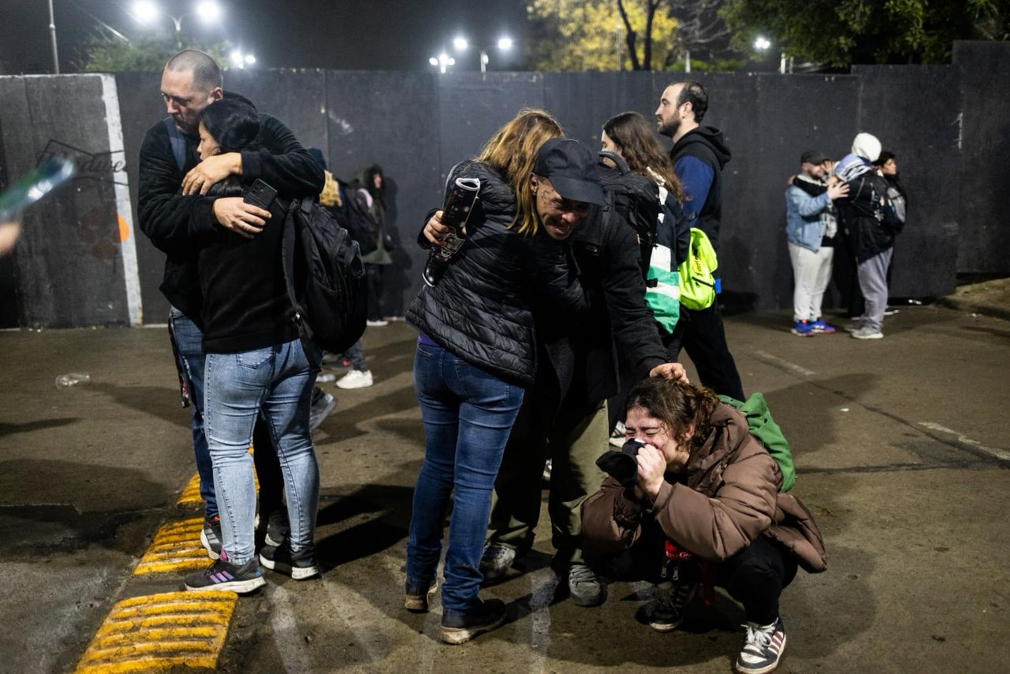 Los asistentes se abrazan como si se conocieran y lloran