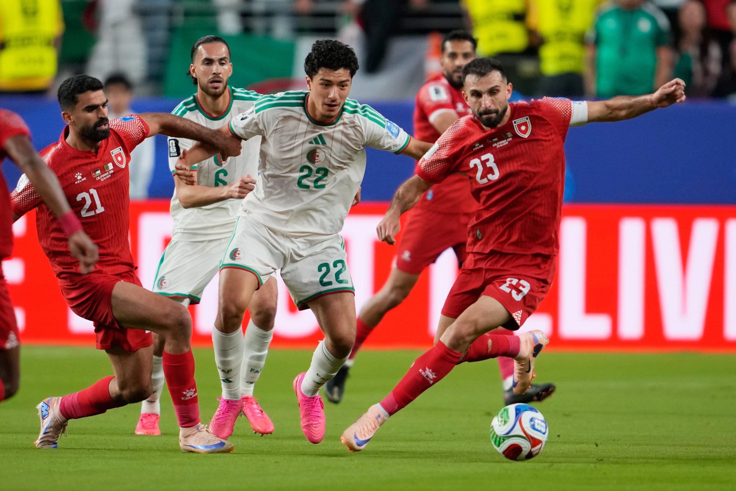 Ehsan Haddad (23) se llevará la pelota, pese al esfuerzo de Ibrahim Maza  (AP Photo/Eugene Hoshiko)