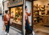 La psicología afirma que las personas que saludan al entrar a un comercio no sólo son educadas