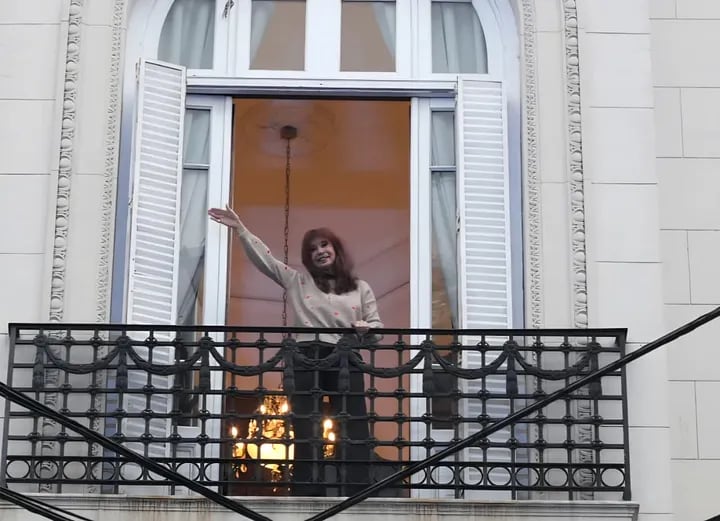 Cristina Kirchner saluda a la militancia desde su balcón