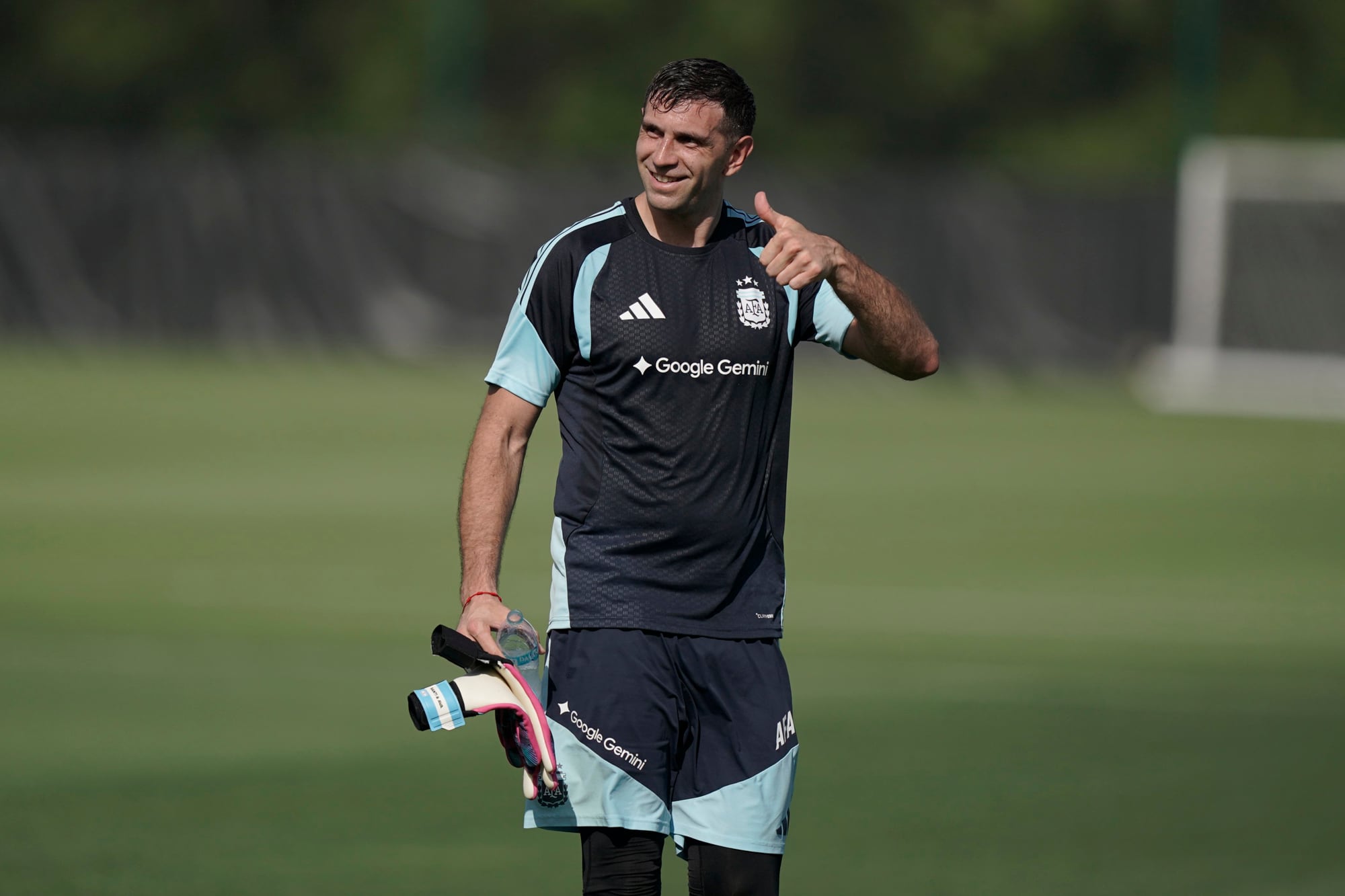 Ataja el Dibu Martínez: cómo son las férulas flexibles que usará el arquero de la selección en el Mundial.
