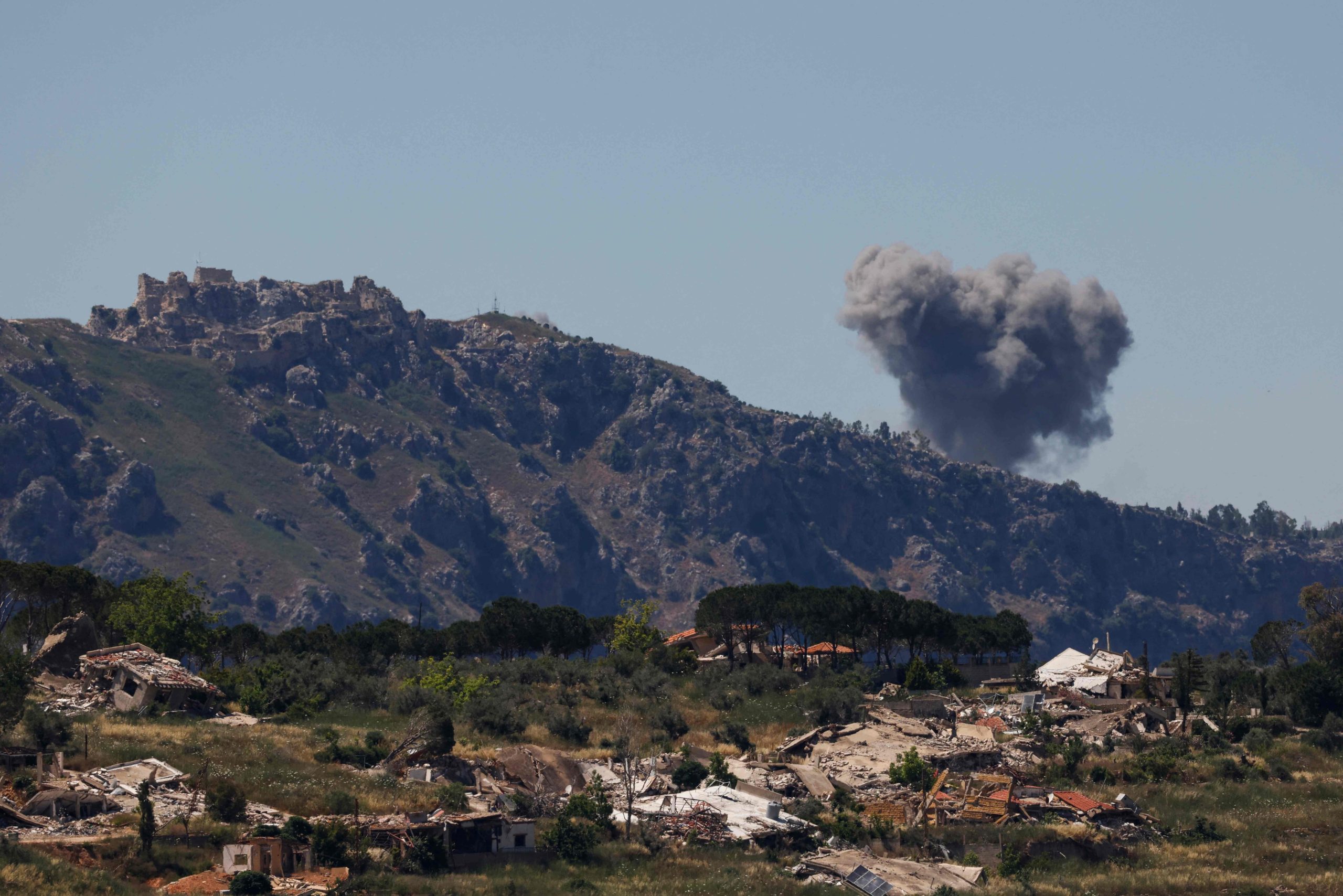 Una columna de humo tras un bombardeo israelí en el sur del Líbano, cerca del castillo de Beaufort