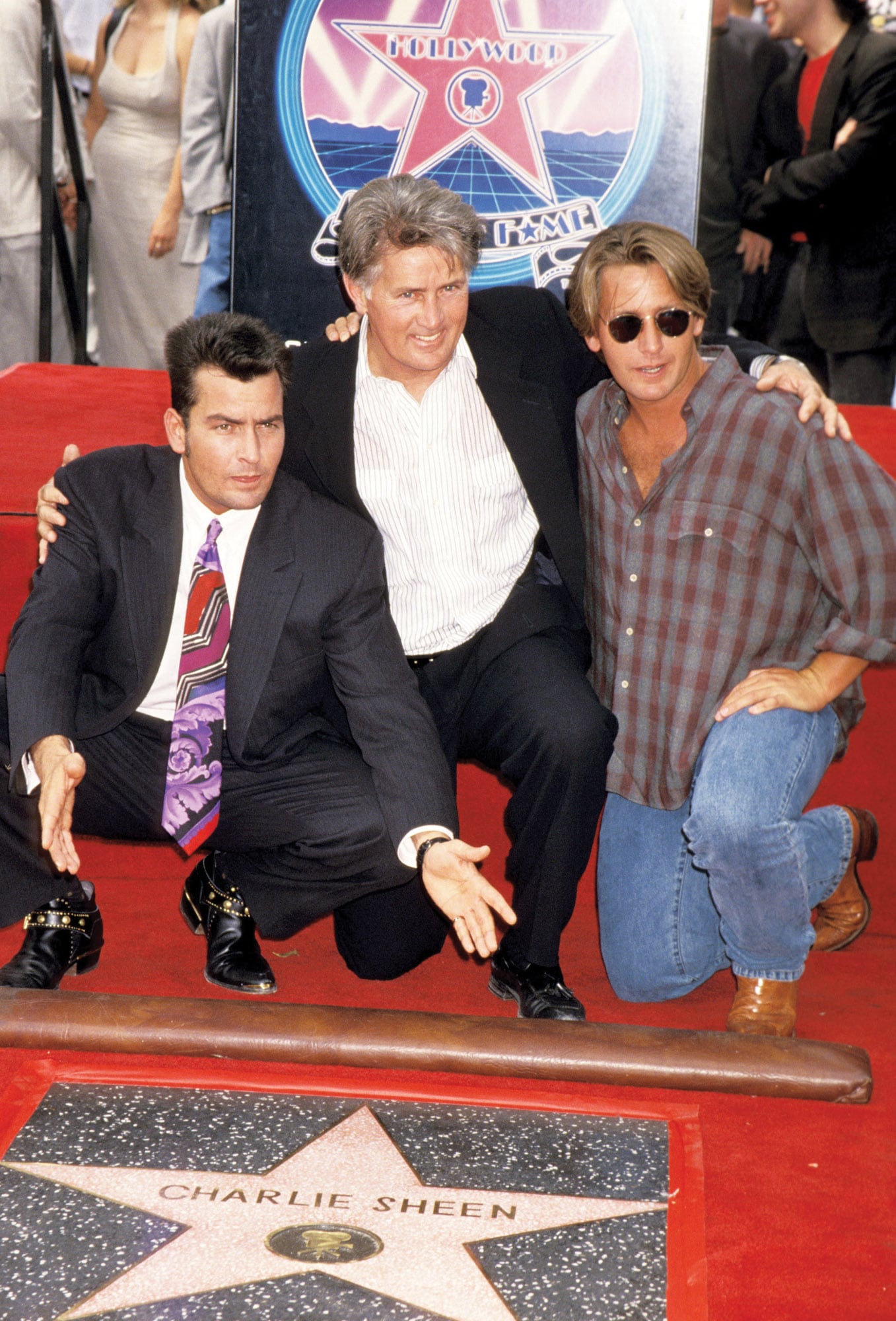 Charlie, Martin y Emilio durante la ceremonia en la que Charlie Sheen fue homenajeado con una estrella en el Paseo de la Fama de Hollywood