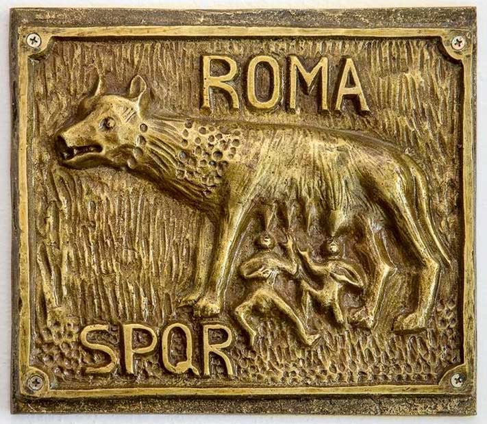 Placa en la fachada de la casa en honor al barco Roma en el que llegó Novelli (Foto: Archivo Histórico Municipal)