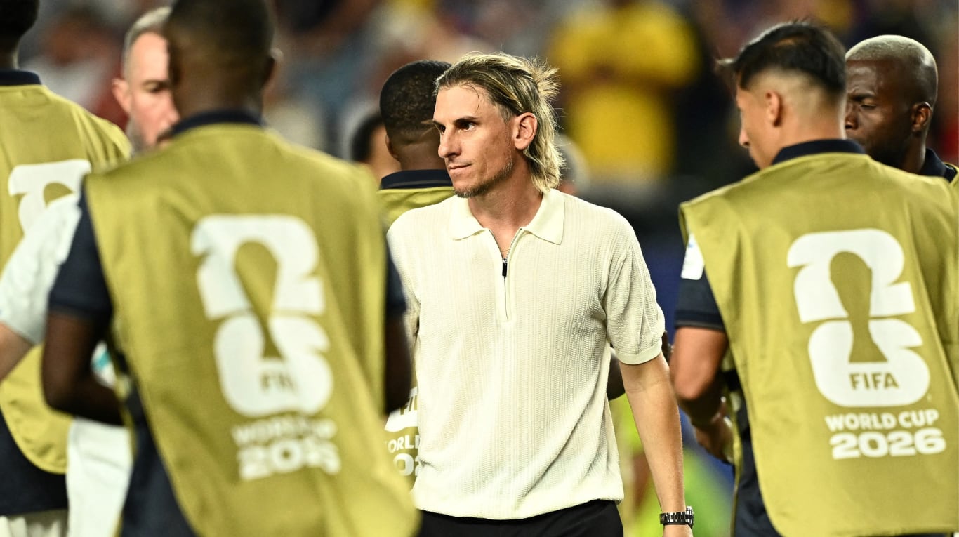 Sebastián Beccacece, lamentando la caída de la selección de Ecuador ante Costa de Marfil en el debut del Mundial 2026. (Foto: REUTER)