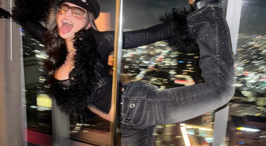 Emilia Mernes apostó al Y2K con bustier y abrigo fuzzy