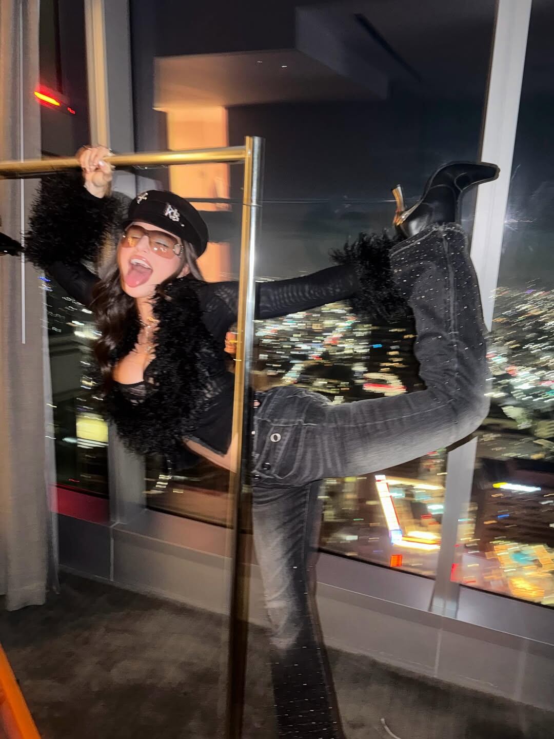 Emilia Mernes mostró en redes un estilismo maximalista y bien dosmilero Foto: @emiliamernes