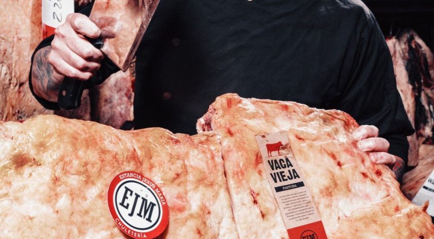 Abre solo los sábados, le compran chefs premiados y rescató el sabor perdido en la carne que comía su abuelo en España
